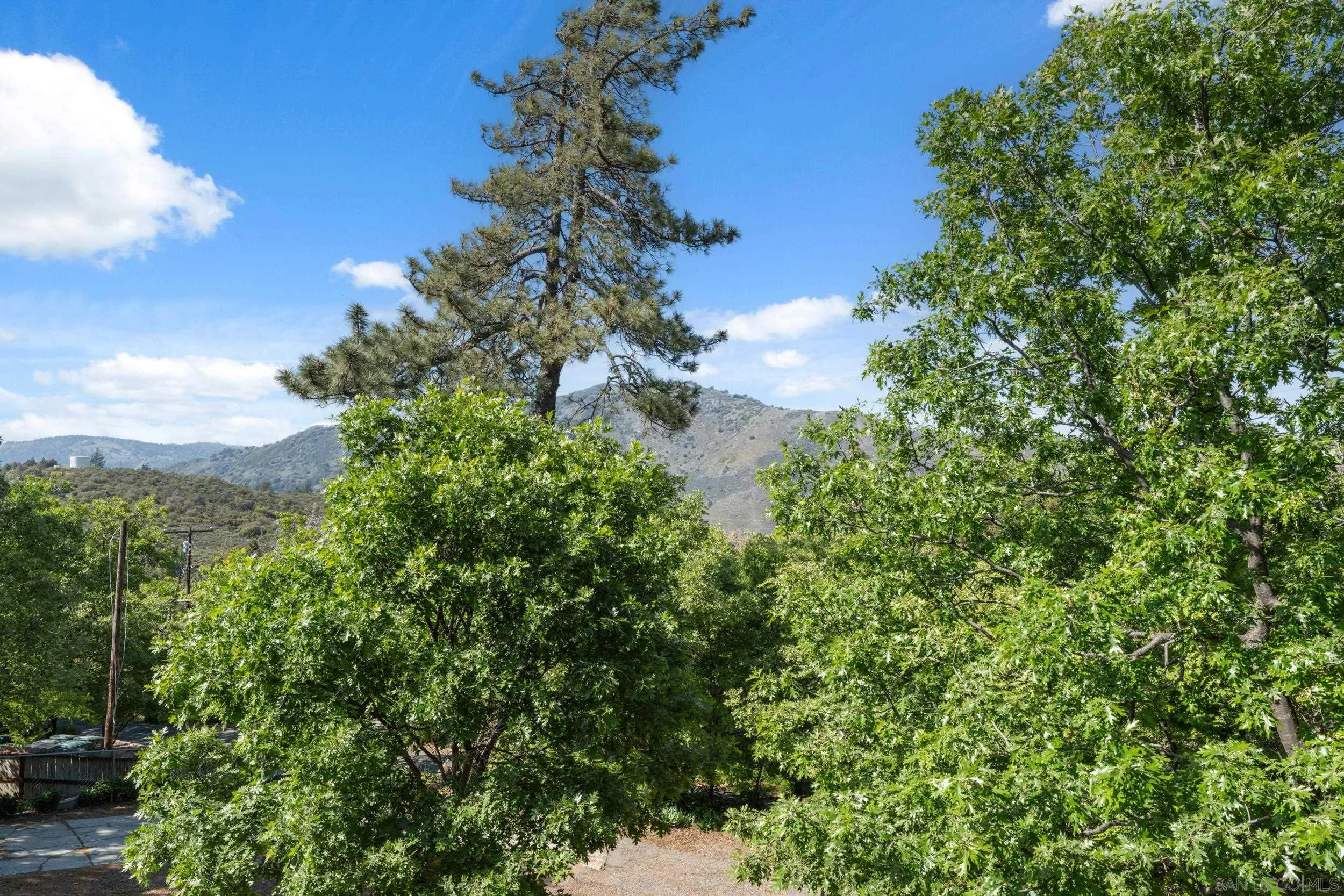 https://cdn.realtyfeed.com/cdn/127/250025202/79eeaab9000d83d915825606ee597e1c.webp