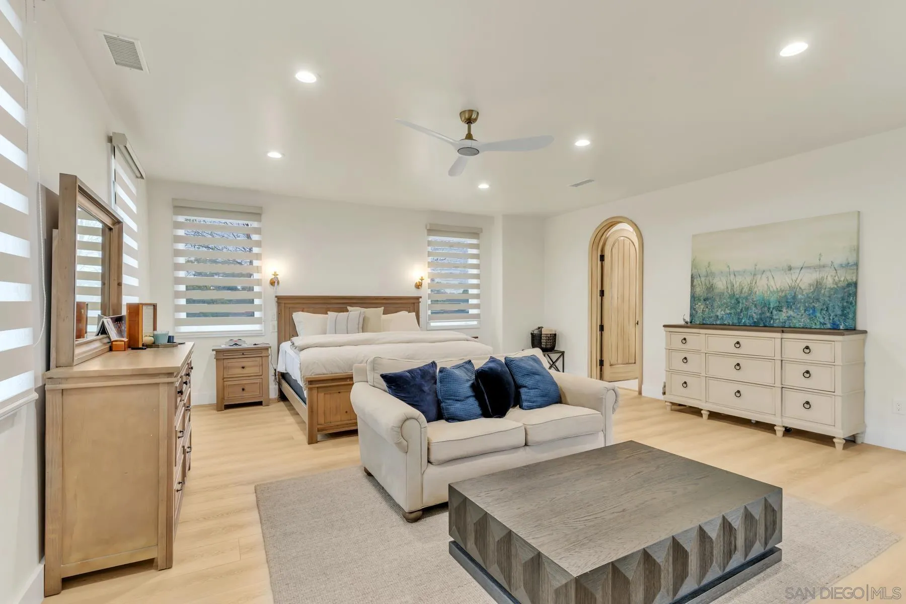 https://cdn.realtyfeed.com/cdn/127/250025303/79b606b75462ada7a15d170603fa7aa3.webp