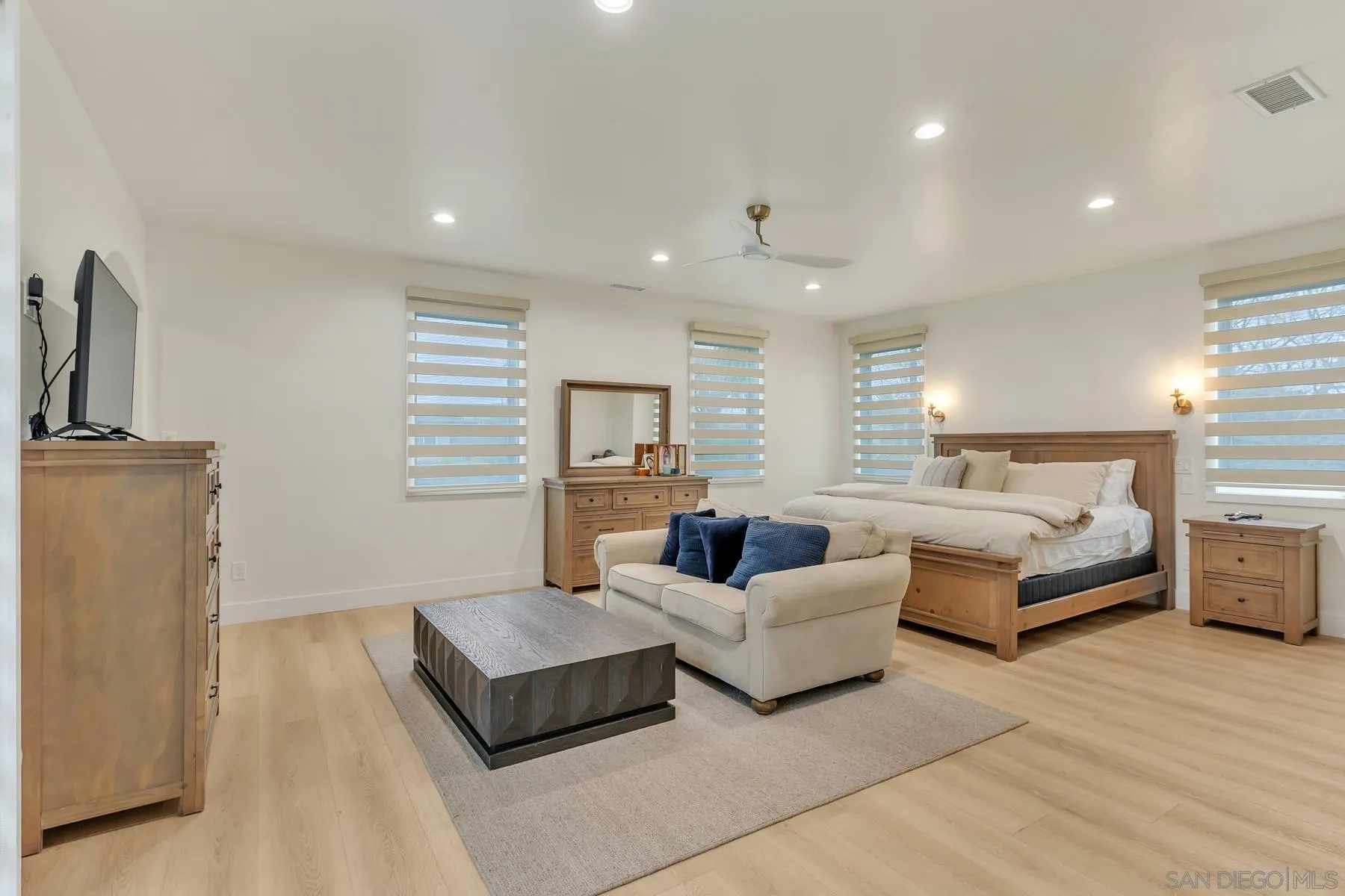 https://cdn.realtyfeed.com/cdn/127/250025303/cc590964188cbbb63bff7999880f4304.webp