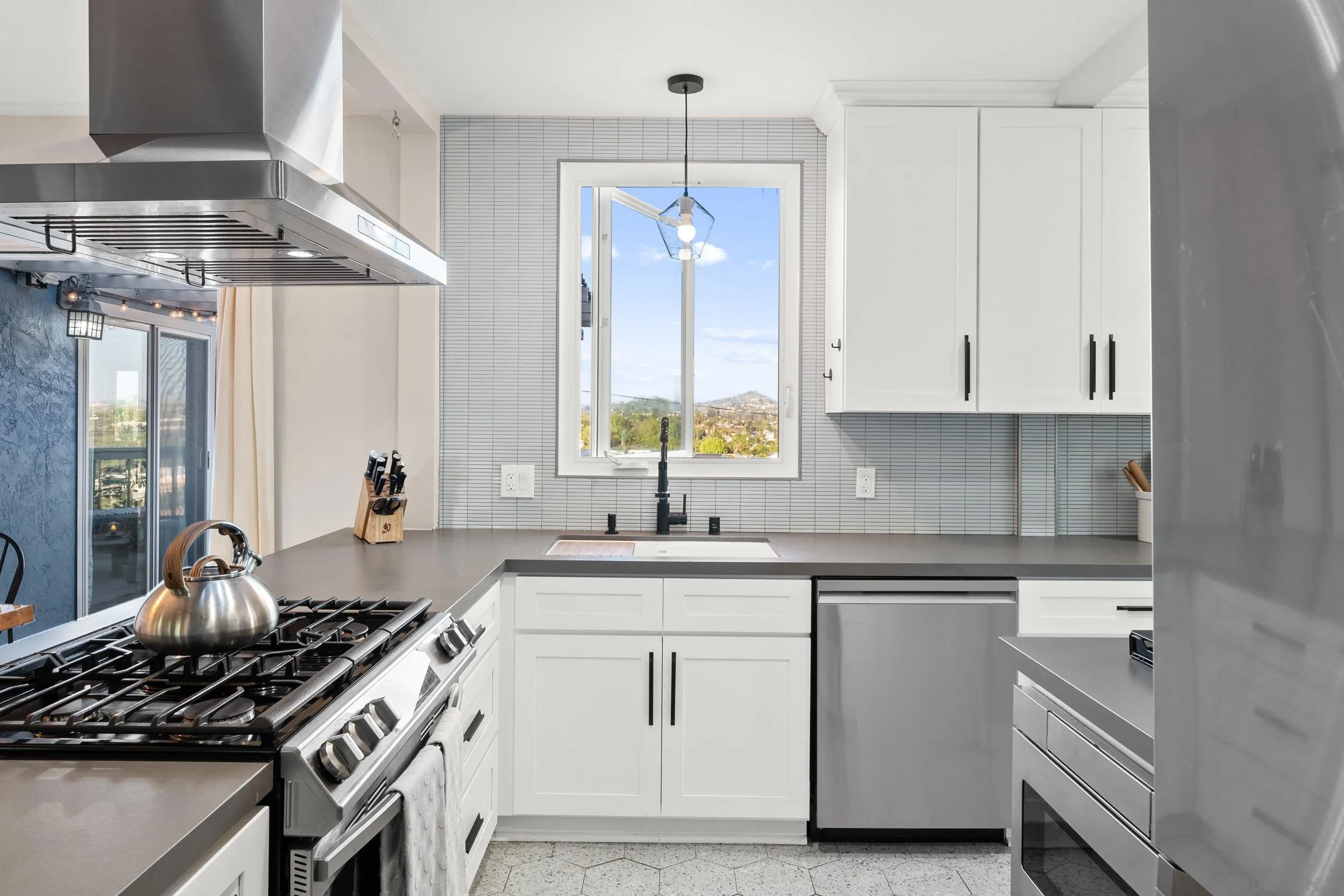 https://cdn.realtyfeed.com/cdn/127/250025305/14cd507efe4b203b0e8f02d5191d3c58.webp
