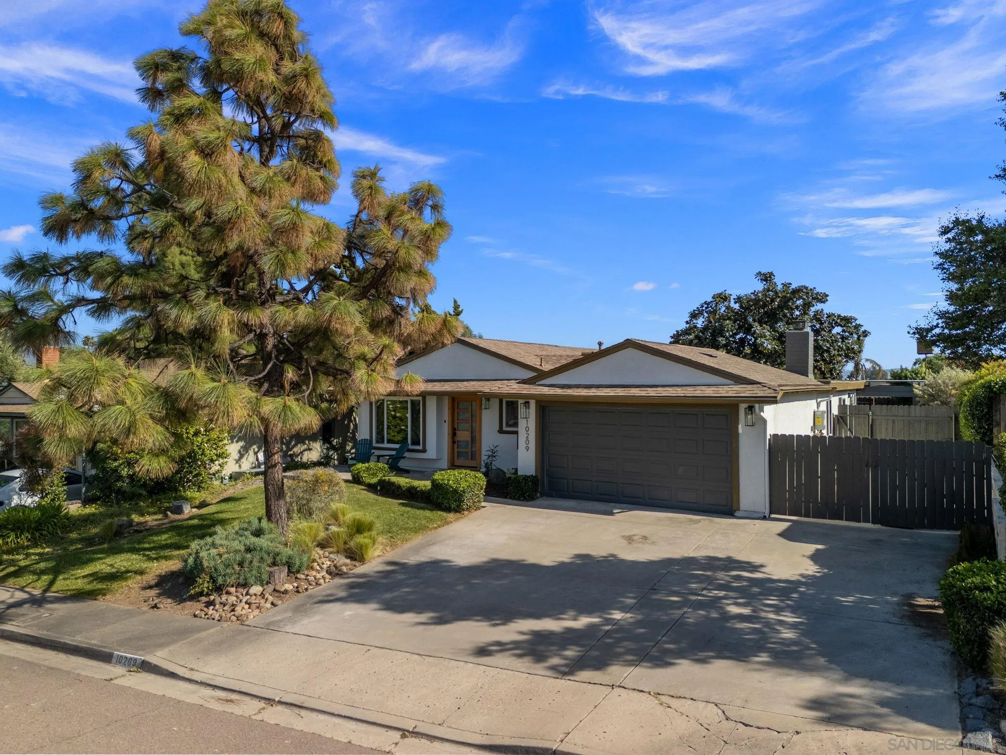https://cdn.realtyfeed.com/cdn/127/250025323/9fc698941aaa6413e98cca8271a5c962.webp