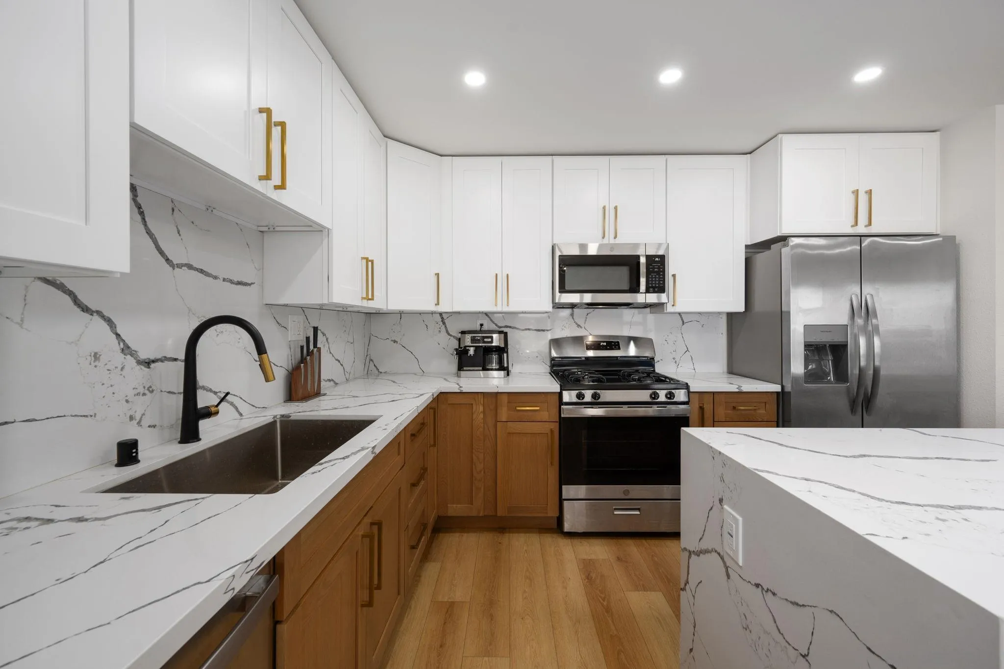 https://cdn.realtyfeed.com/cdn/127/250025323/e552a8f664316e9b4418611fd39cfd9e.webp