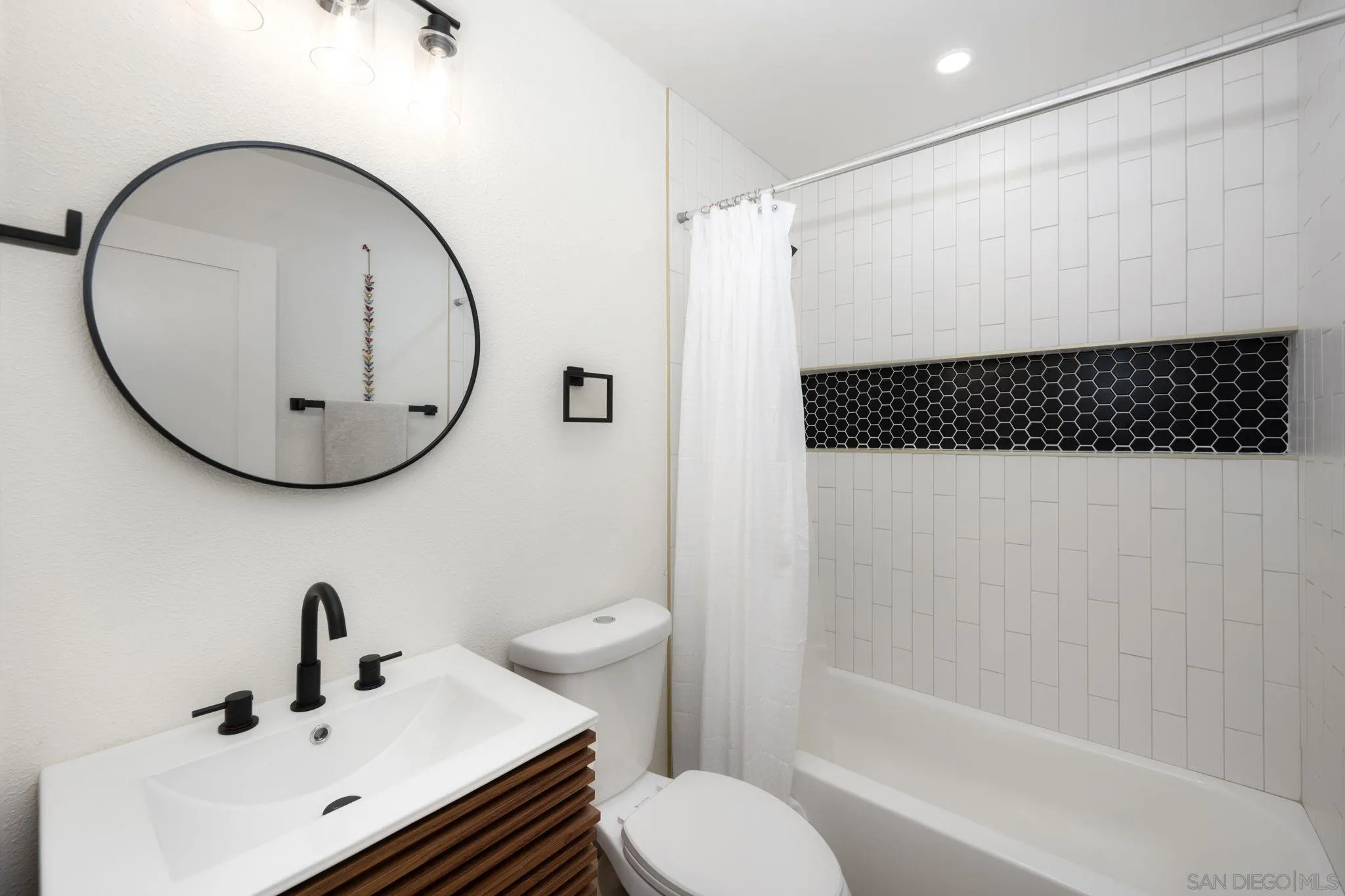 https://cdn.realtyfeed.com/cdn/127/250025323/fcd0c85631b5d0afa855902bc8e98111.webp