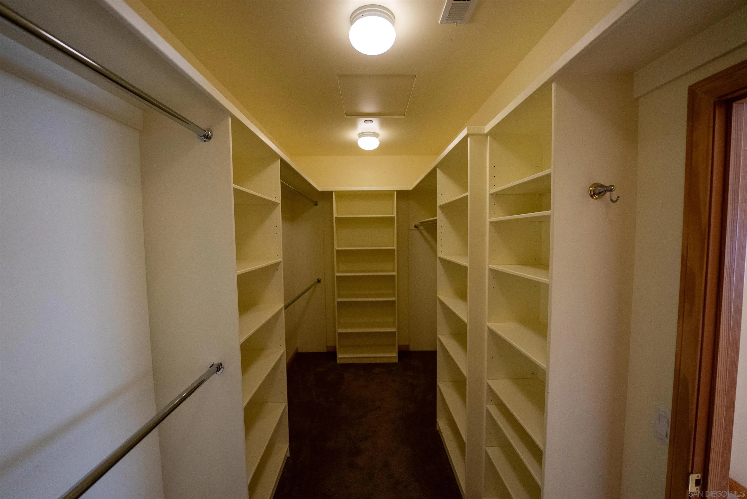 https://cdn.realtyfeed.com/cdn/127/250025543/7fb4c441d84e418869057d2f105ceca2.webp