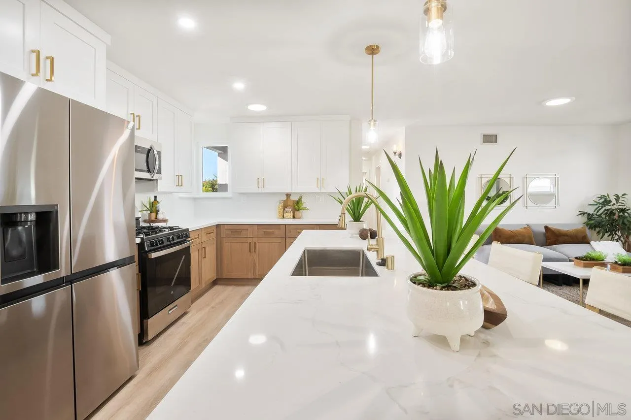 https://cdn.realtyfeed.com/cdn/127/250025765/02dae0032eb9fce40a0c832015242cd2.webp