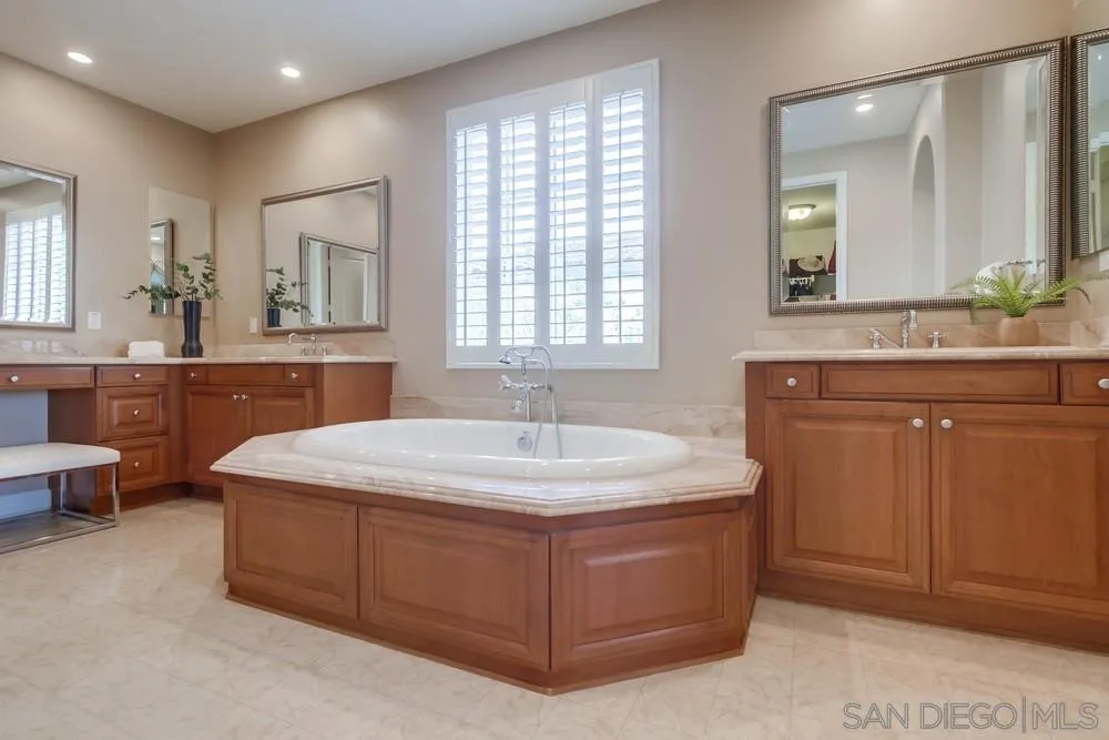 https://cdn.realtyfeed.com/cdn/127/250025773/9a95b36c9b074ce0f64ee2d11a0fa837.webp