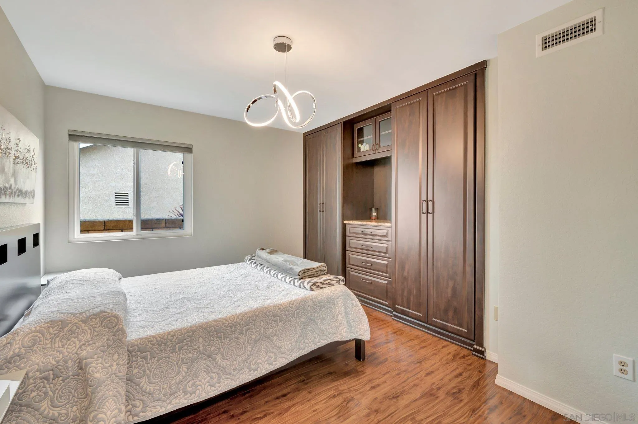 https://cdn.realtyfeed.com/cdn/127/250025777/db587ae98d56efd496c443b434799907.webp