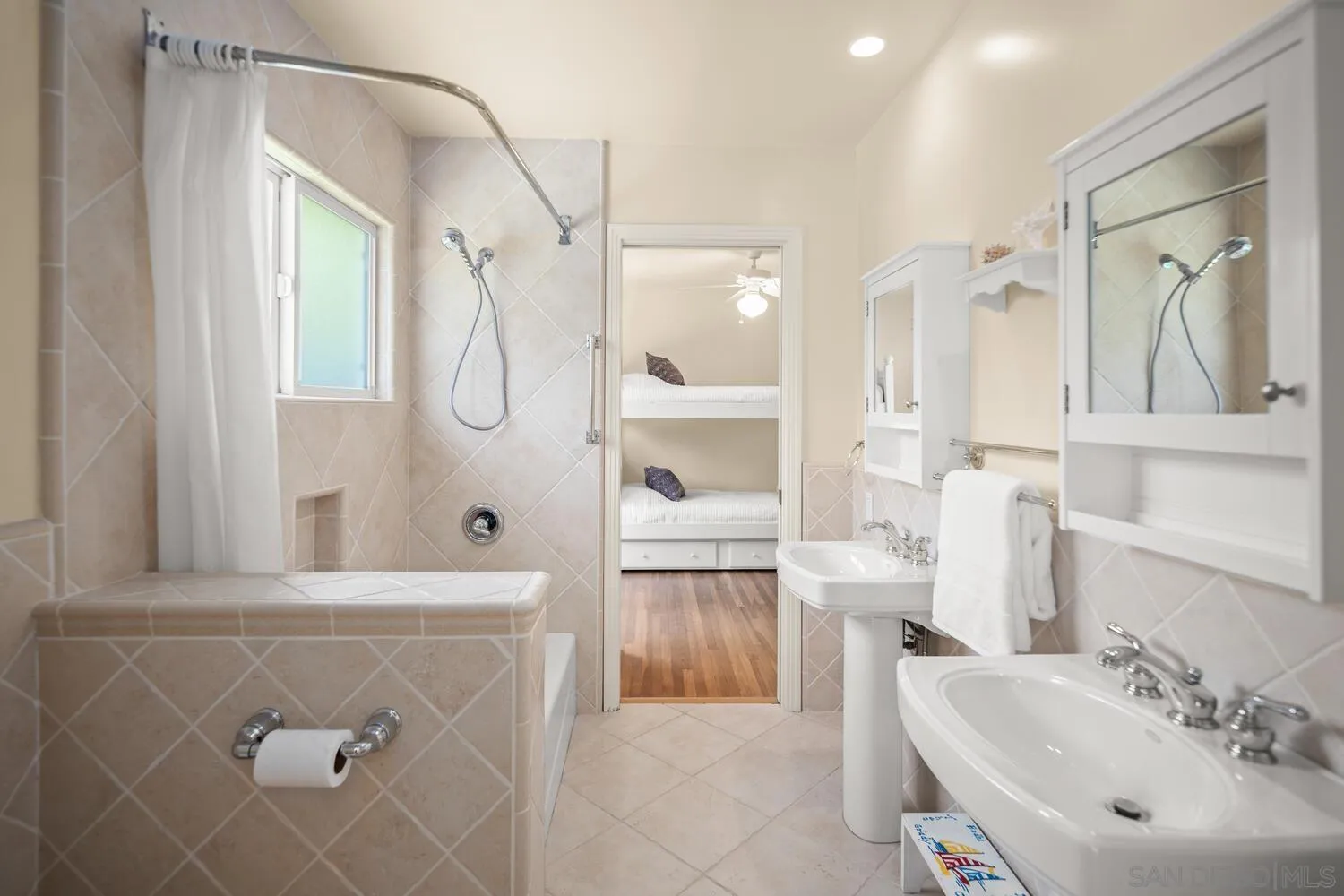https://cdn.realtyfeed.com/cdn/127/250025782/17f6a664aeed59aac16ac04875a60835.webp