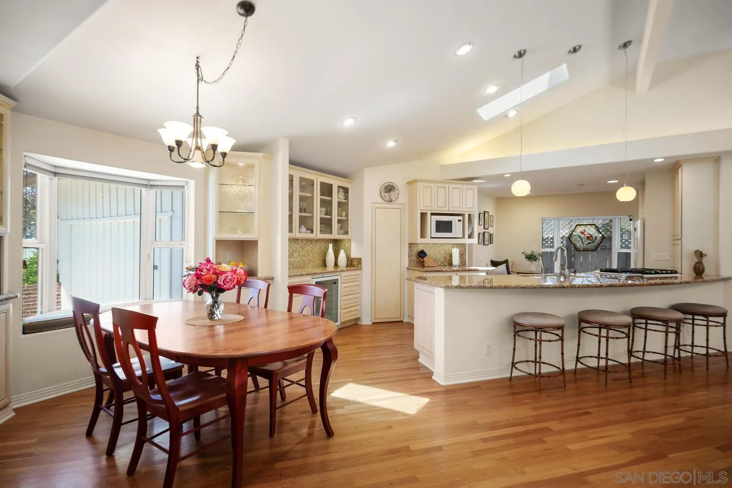 https://cdn.realtyfeed.com/cdn/127/250025782/53a8a6f2356eb495d2f61265297e4570.webp