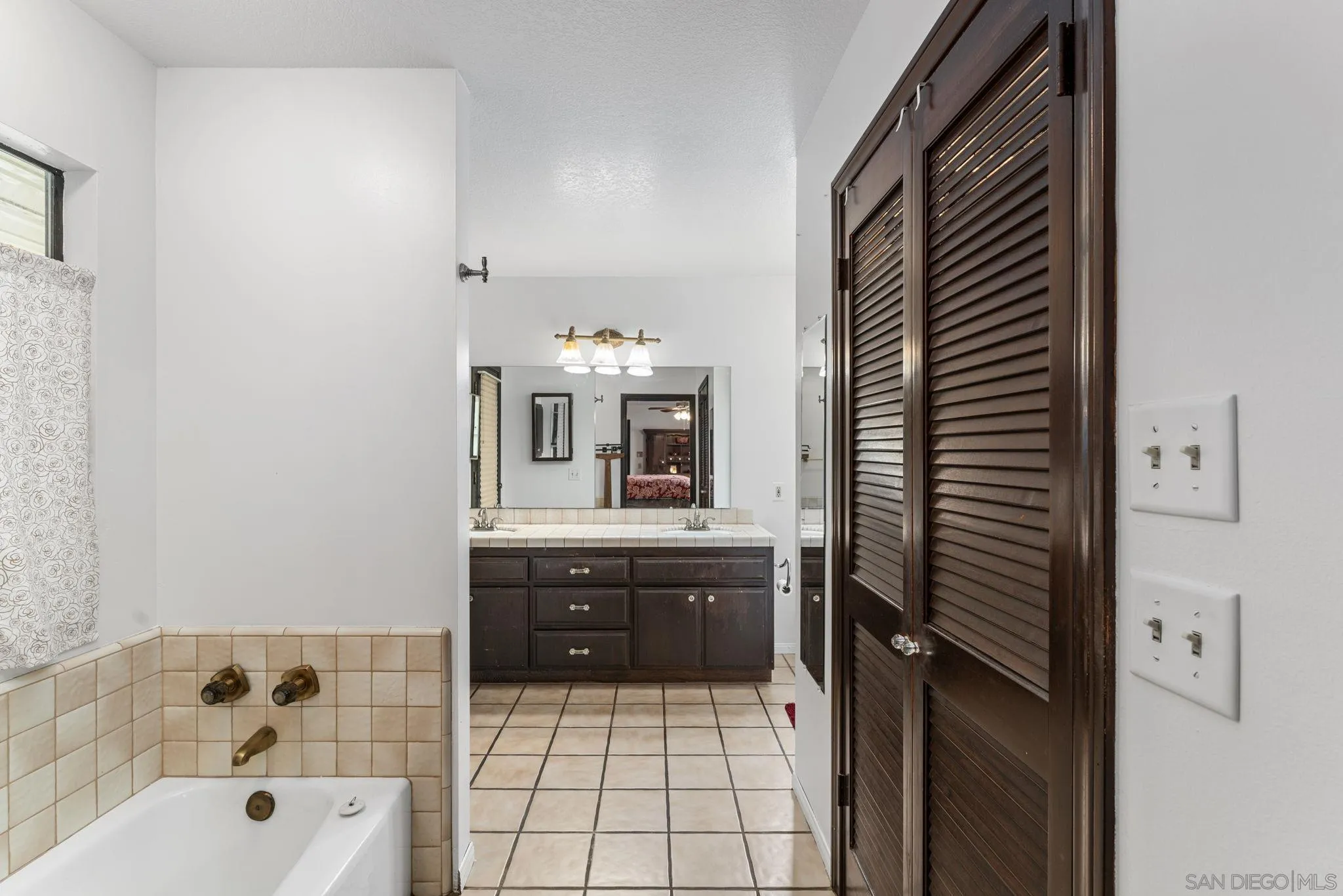 https://cdn.realtyfeed.com/cdn/127/250025783/73586f0f360a059c6094da18b61894c9.webp
