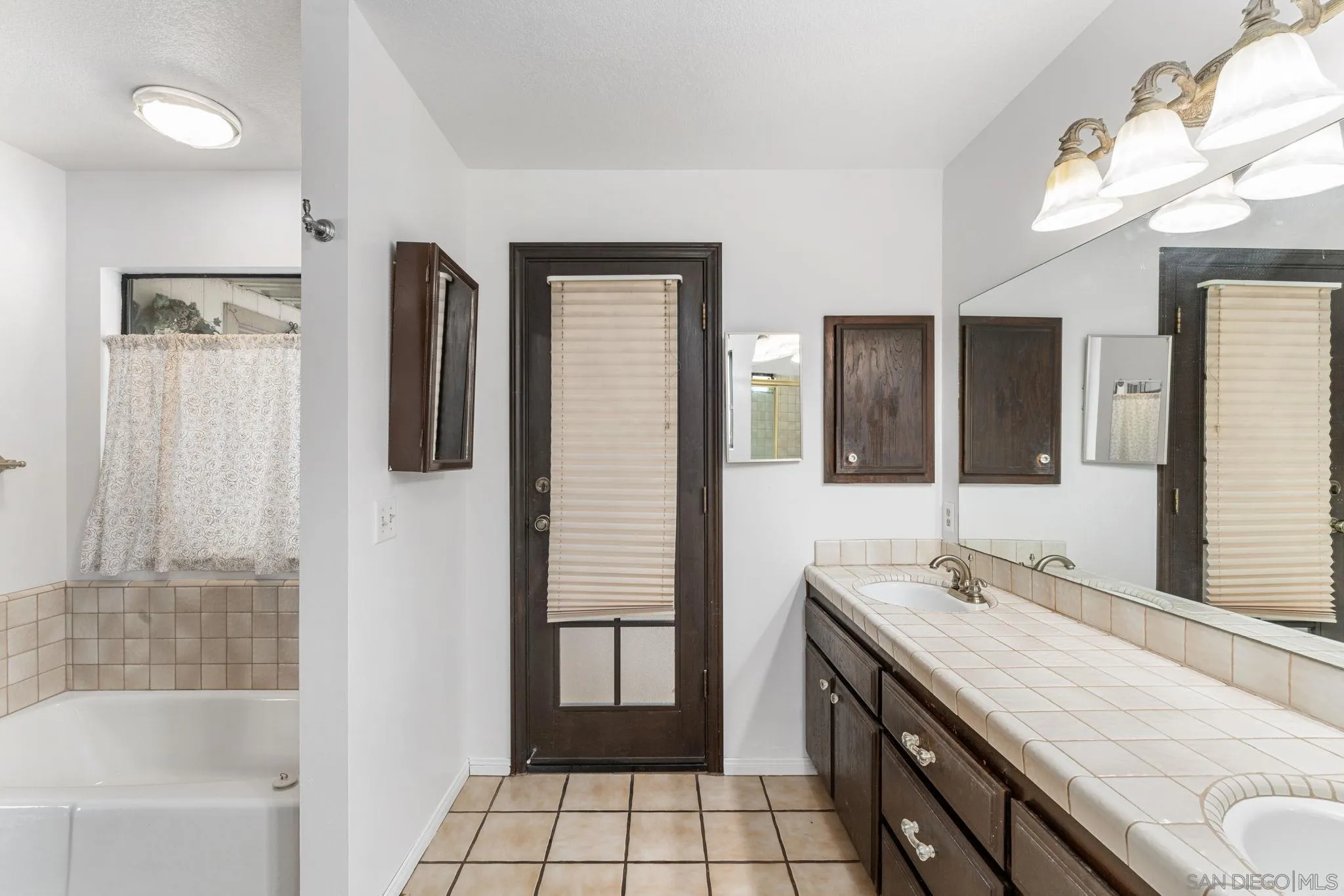 https://cdn.realtyfeed.com/cdn/127/250025783/d01fd0f66415cebe290ffd77a68bc062.webp
