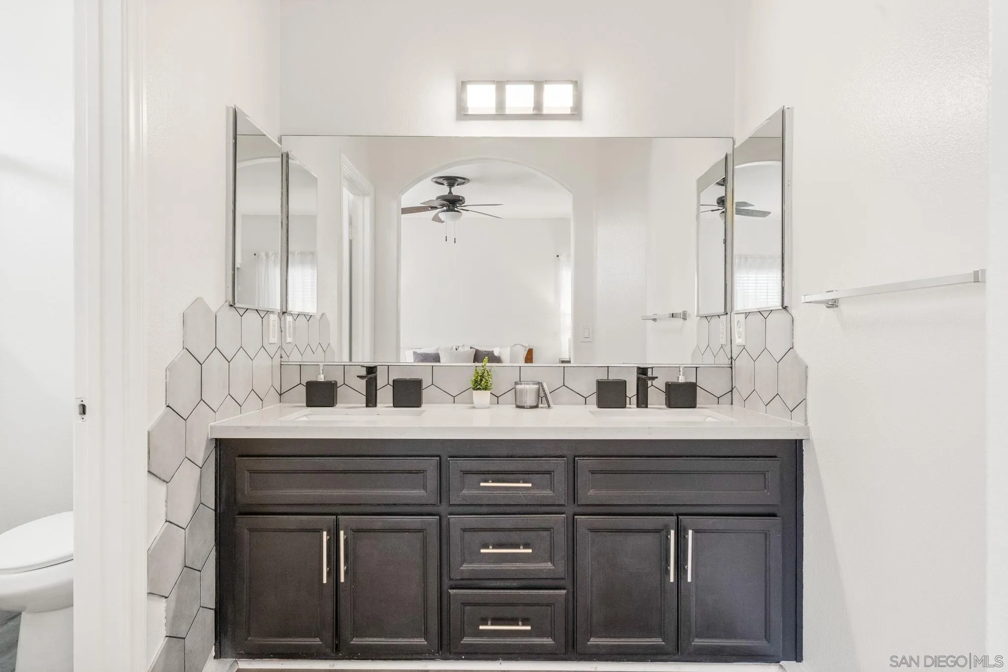 https://cdn.realtyfeed.com/cdn/127/250025861/8724d742cb9265fb8bebdd0c725213ea.webp