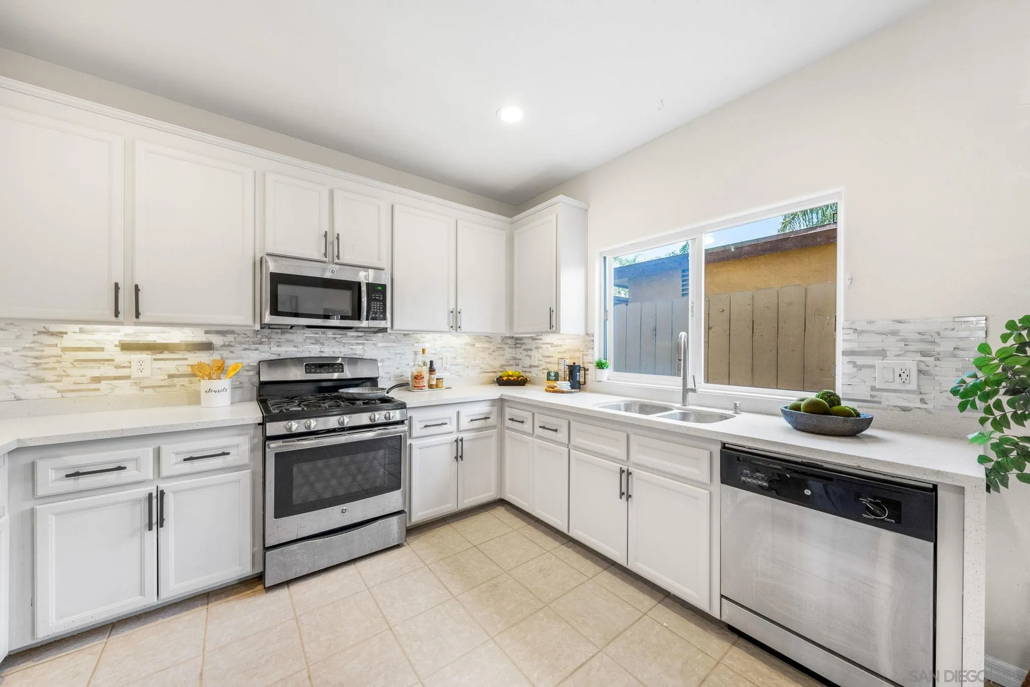 https://cdn.realtyfeed.com/cdn/127/250025861/a8129b74b8dd70aceb3116c5aa53965b.webp