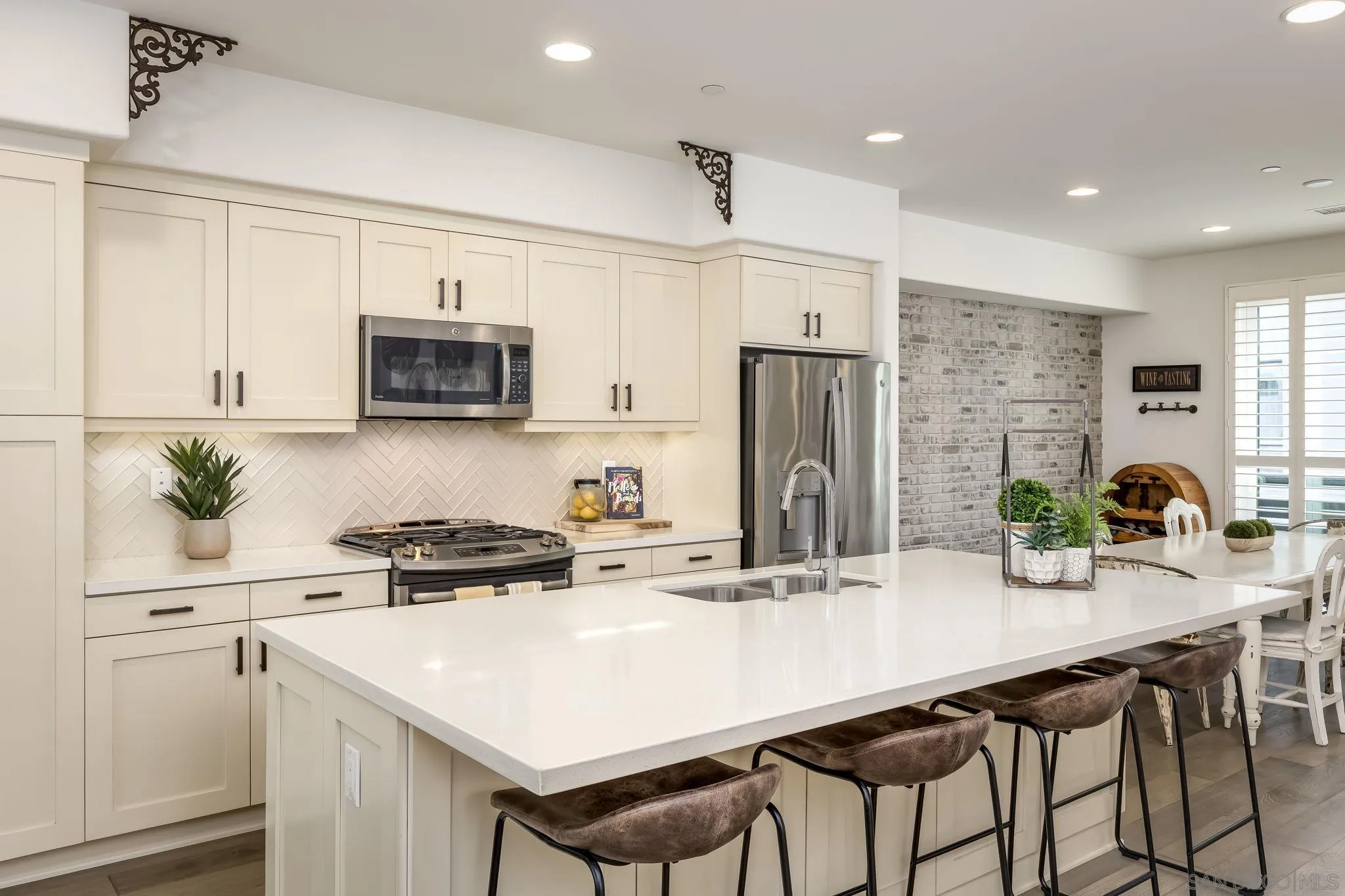 More Details about MLS # 250025925 : 2511 STATE ST