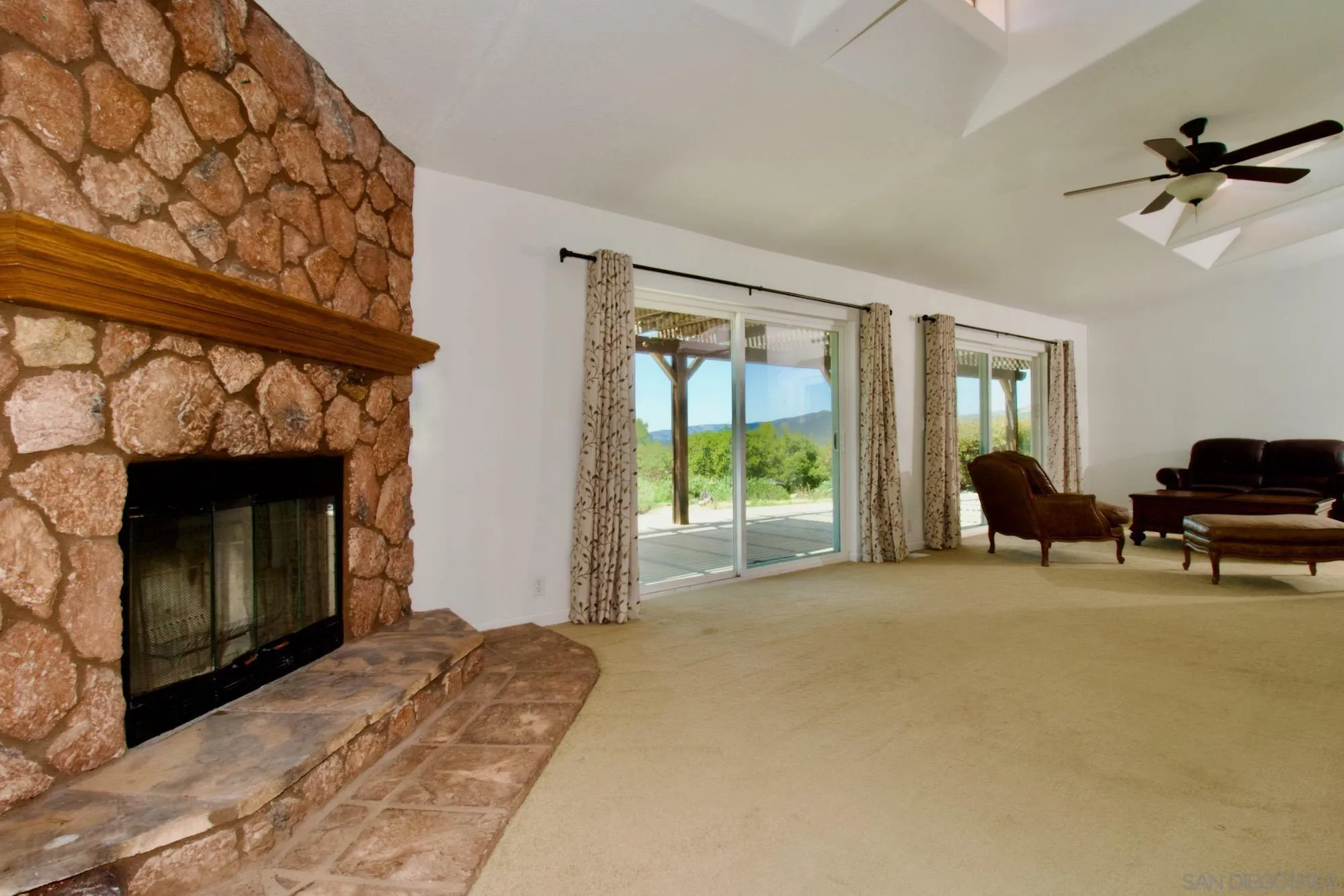https://cdn.realtyfeed.com/cdn/127/250025929/79c2d2ead3ae3d5b17da97ac8d0d9fdd.webp