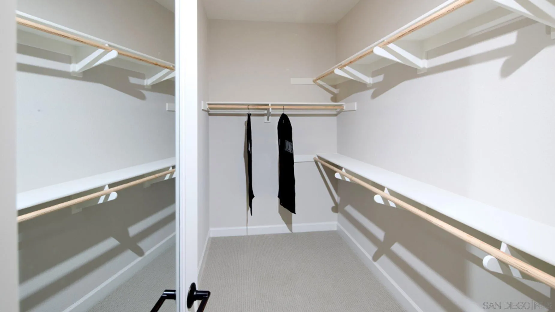 https://cdn.realtyfeed.com/cdn/127/250025943/00ca1cdca92da09929e6905ae8eafae5.webp