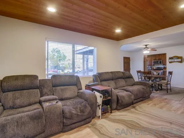 https://cdn.realtyfeed.com/cdn/127/250025965/1d2479e5ff0b1e45e7198f8e535fbd5f.webp