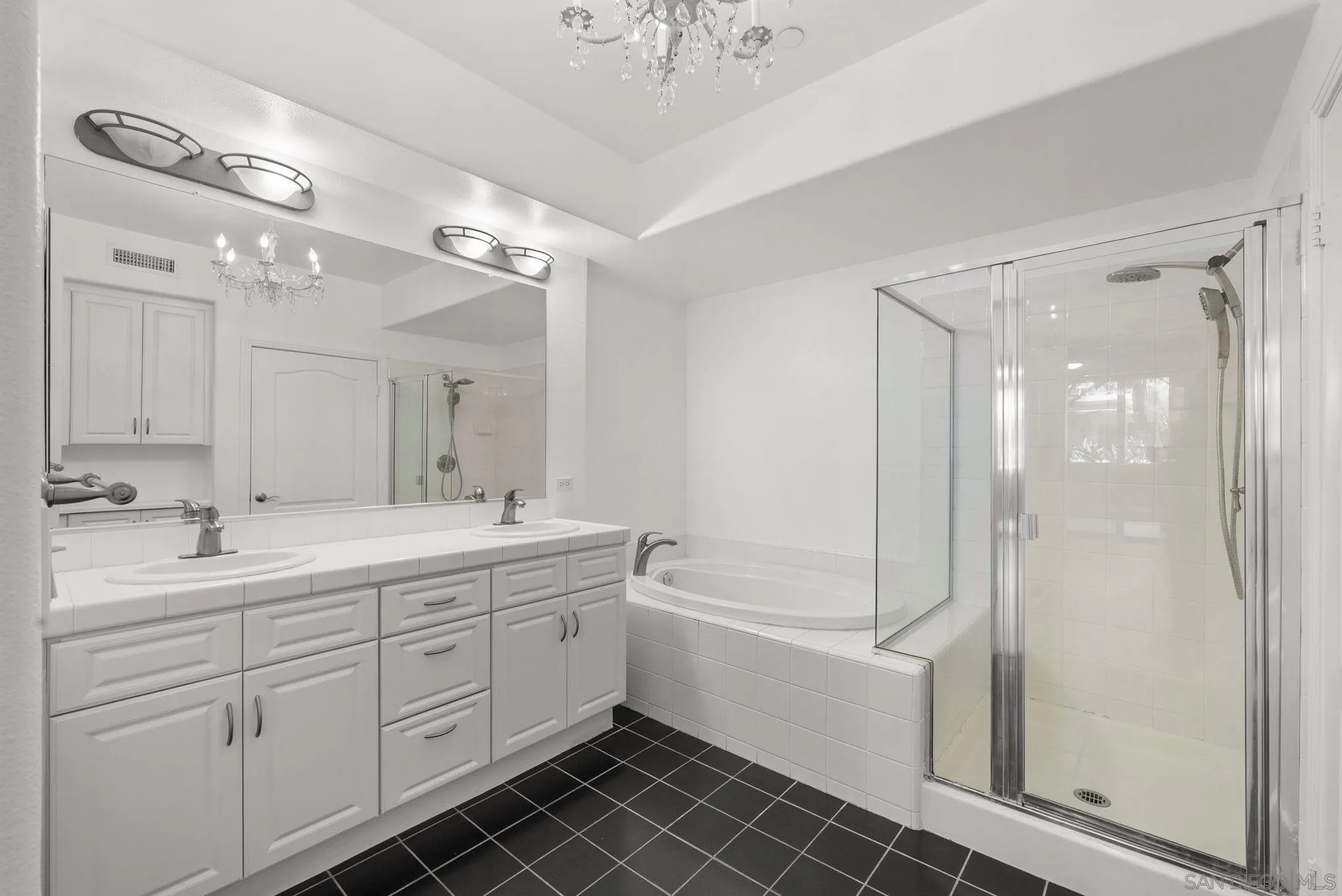 Photo #5: 250026021 Listing 