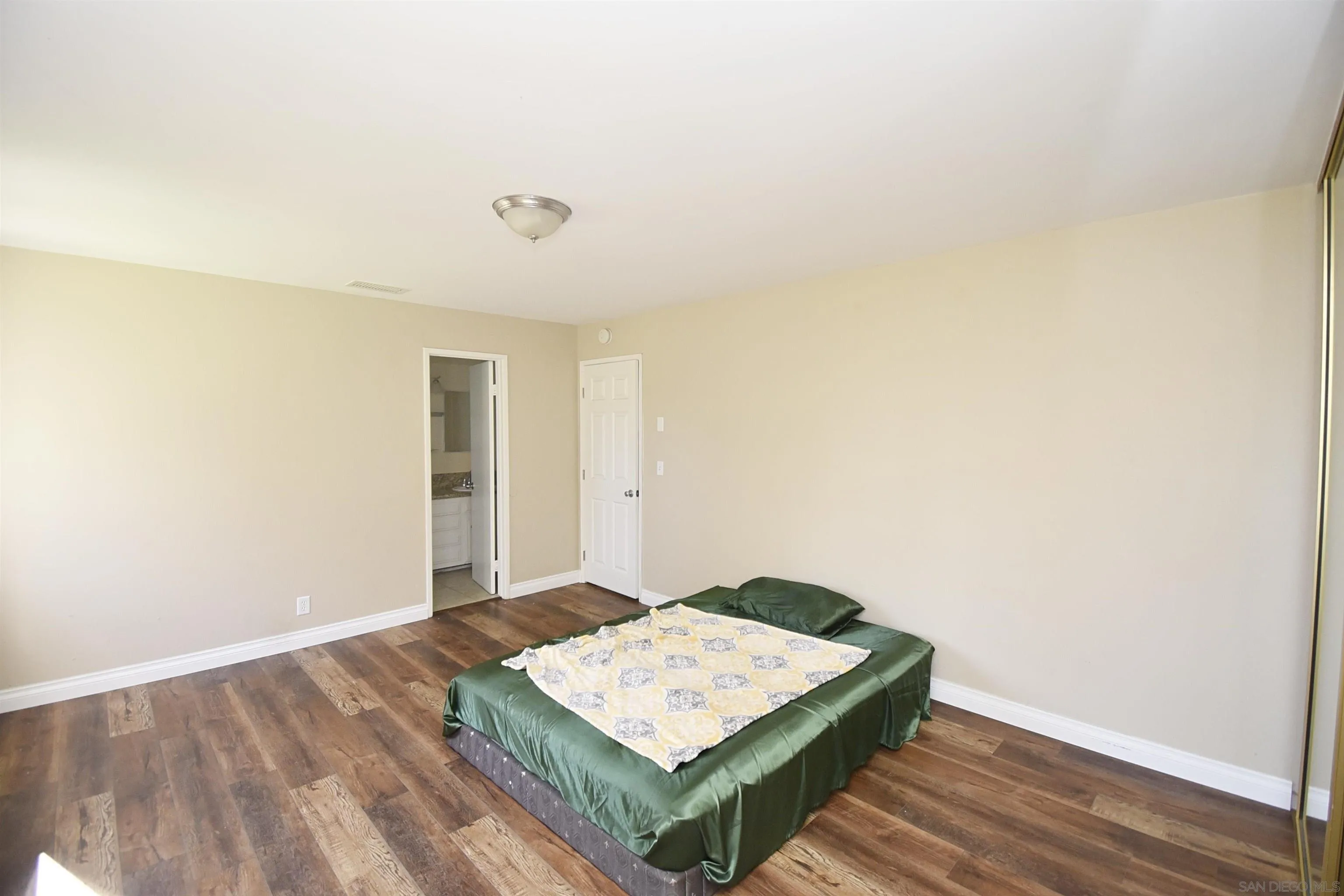 https://cdn.realtyfeed.com/cdn/127/250026056/cc485792f6c0c41262d63828ff46fa3b.webp