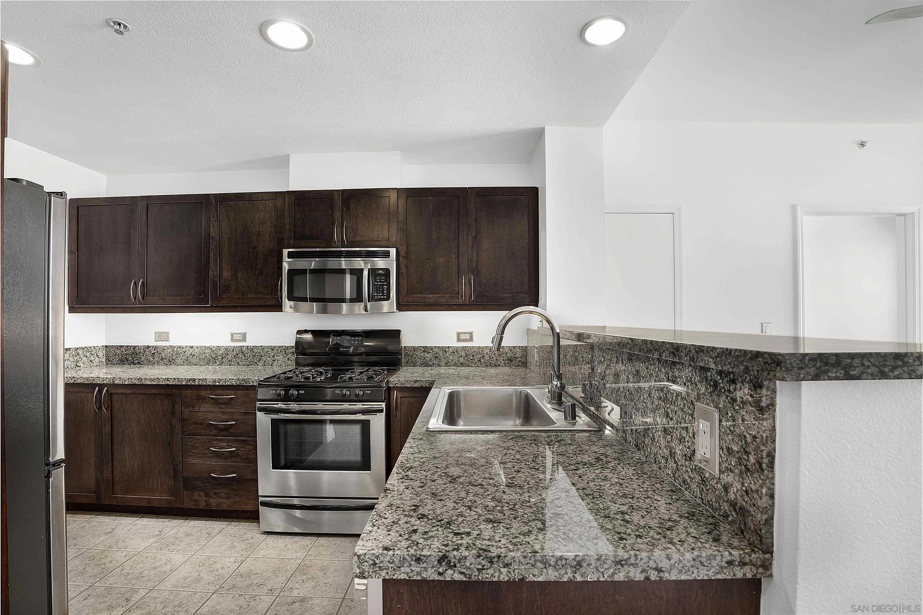 Photo #3: 250026079 Listing 