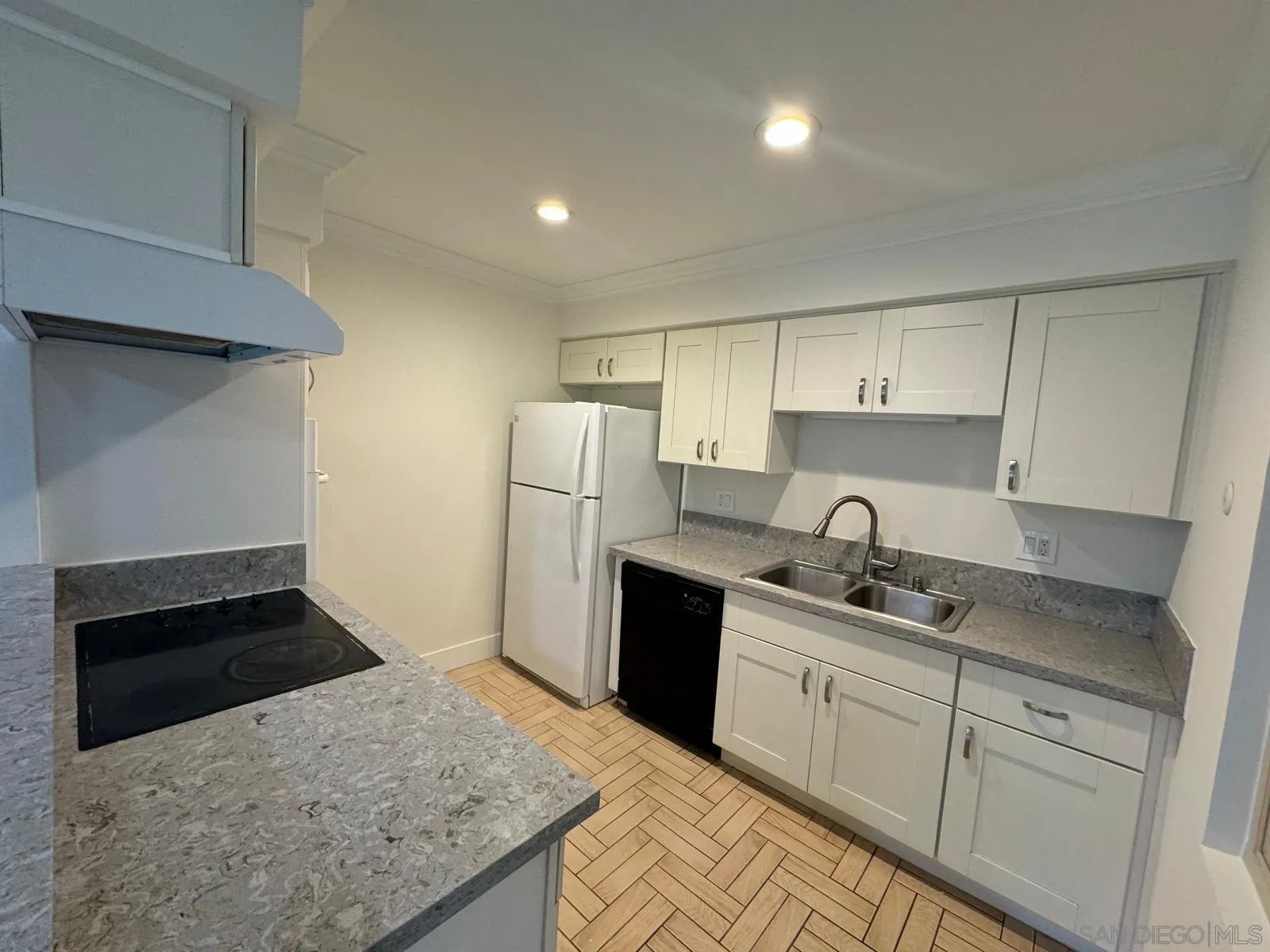 Photo #2: 250026121 Listing 