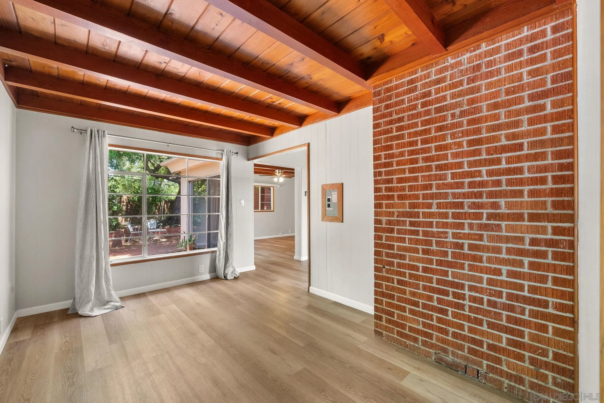 https://cdn.realtyfeed.com/cdn/127/250026160/3eb05ae9013f57a1d6449d4c13af2a53.webp