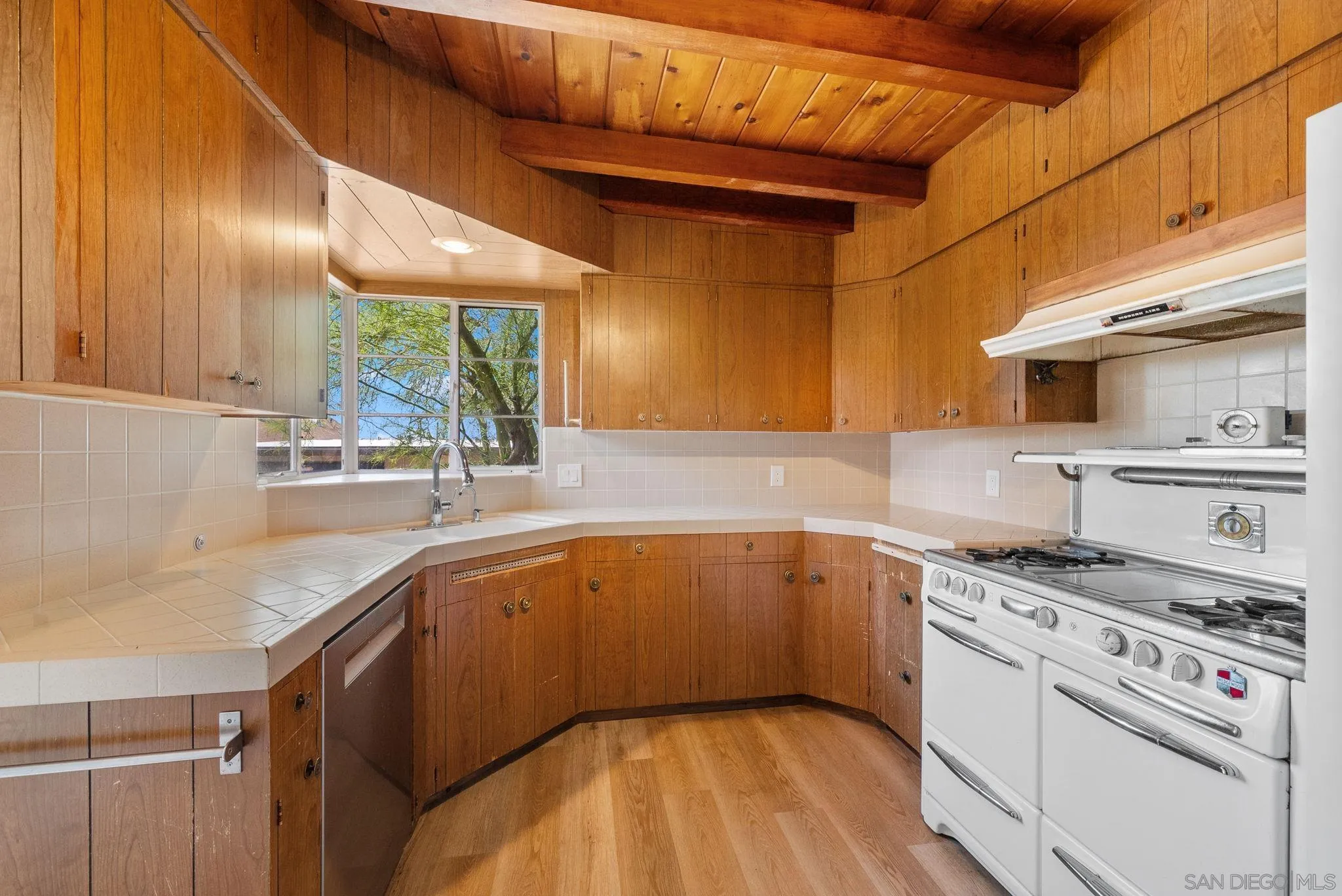 https://cdn.realtyfeed.com/cdn/127/250026160/799582189868962ab4e371ce9a8d7cde.webp