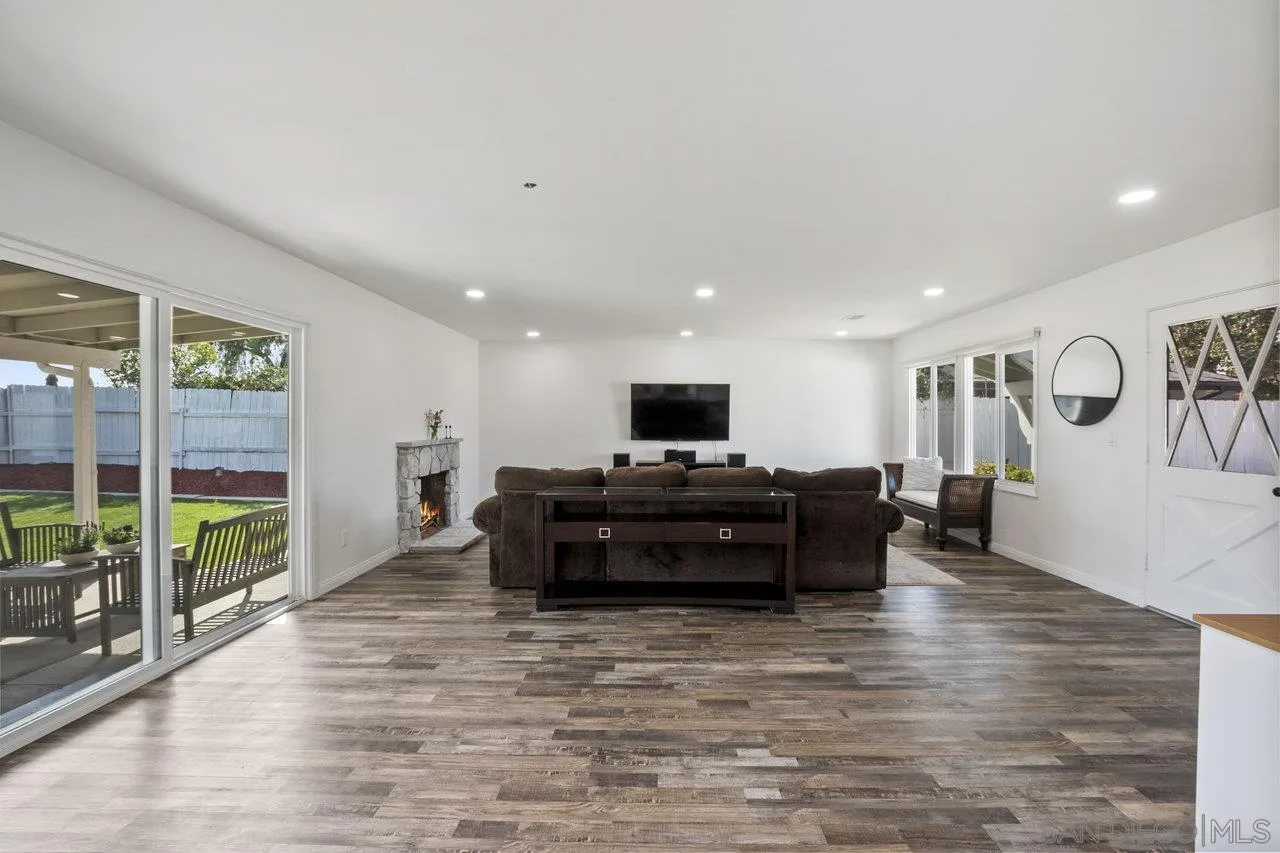 https://cdn.realtyfeed.com/cdn/127/250026192/c09cdb94fcbd9bbafeba1fbeed84f437.webp