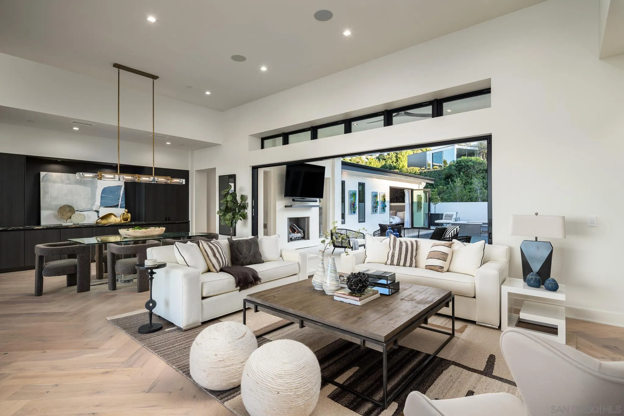 https://cdn.realtyfeed.com/cdn/127/250026199/ce7bd9196c00d0df9e6cf4f0dea4f347.webp