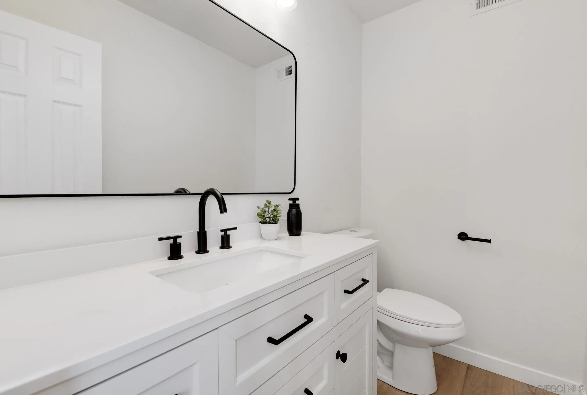 https://cdn.realtyfeed.com/cdn/127/250026232/b8f9111a79423f9b6166d6884a1b9751.webp