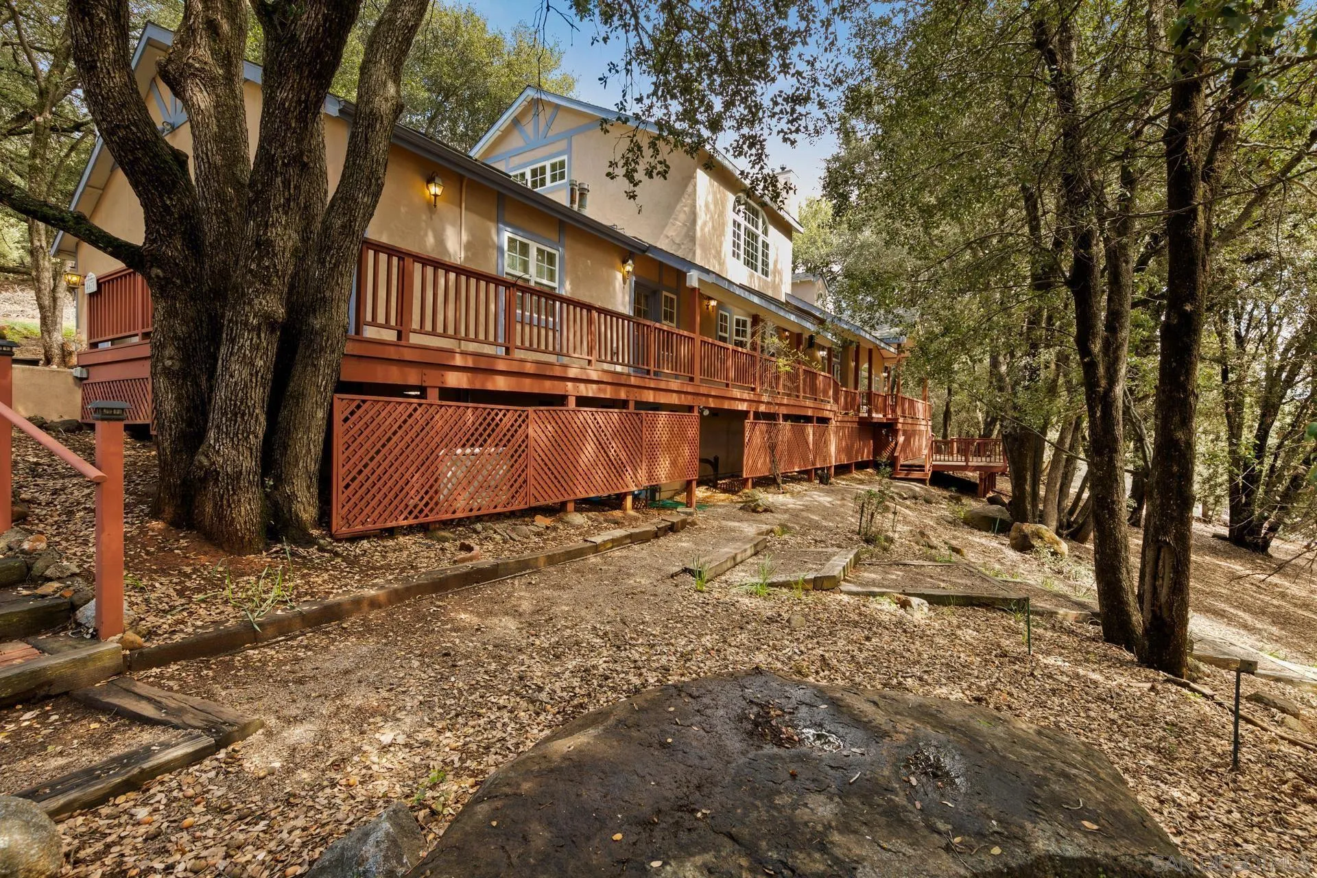 https://cdn.realtyfeed.com/cdn/127/250026235/149060e3d3d42bc403799aa5832c294e.webp