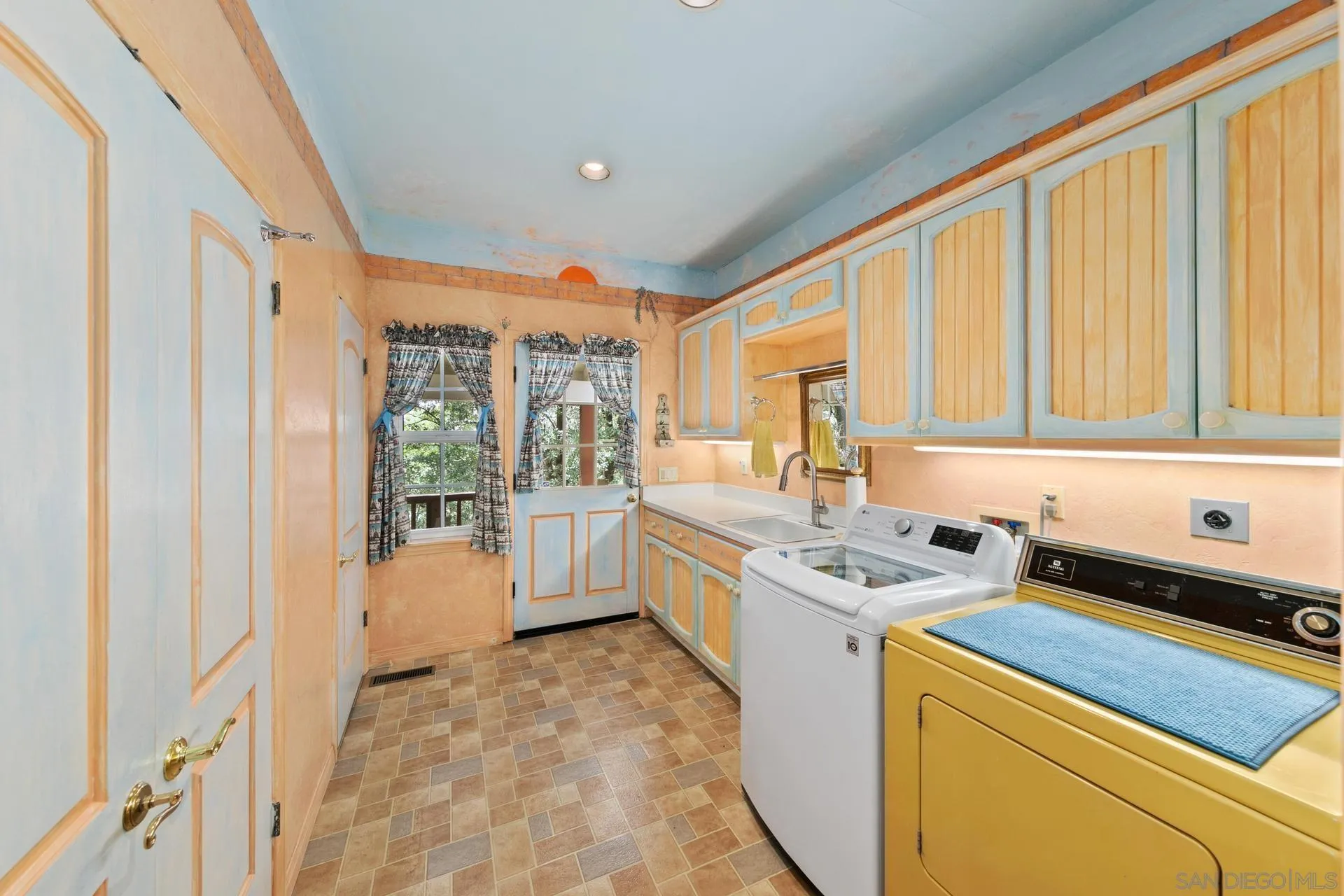 https://cdn.realtyfeed.com/cdn/127/250026235/9a5414f80ee8e5a02f36b6dec51e8a8b.webp