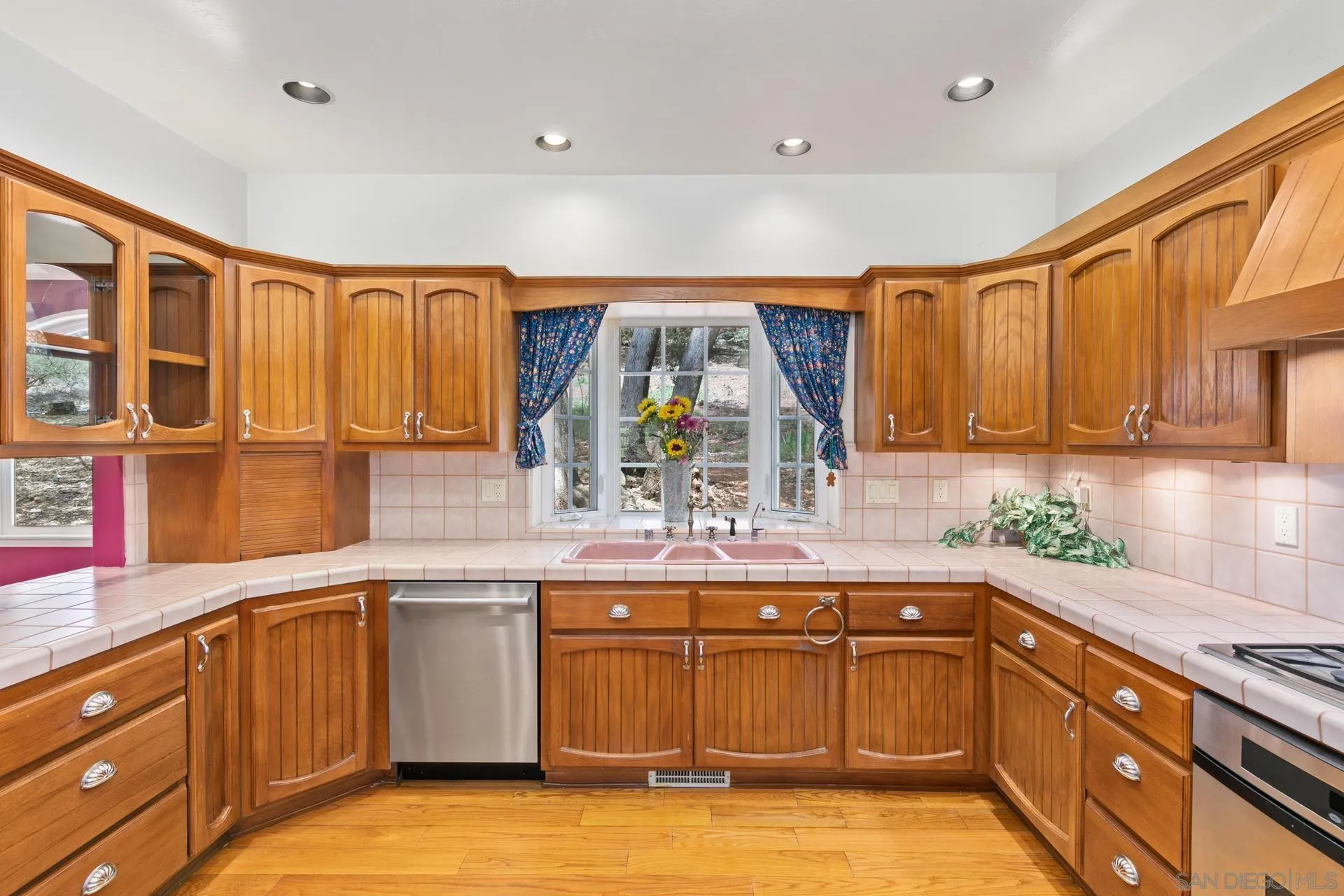 https://cdn.realtyfeed.com/cdn/127/250026235/a4c979db480c7d558c1571fb890875ce.webp