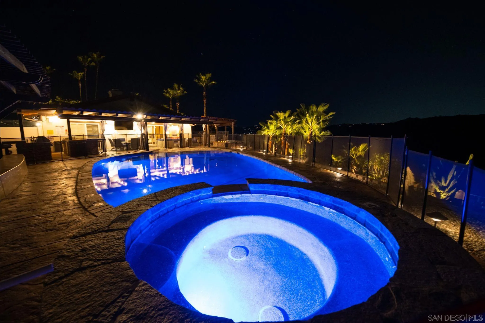 https://cdn.realtyfeed.com/cdn/127/250026252/e4f9d16ad734681ec87d2ee59b8e3546.webp