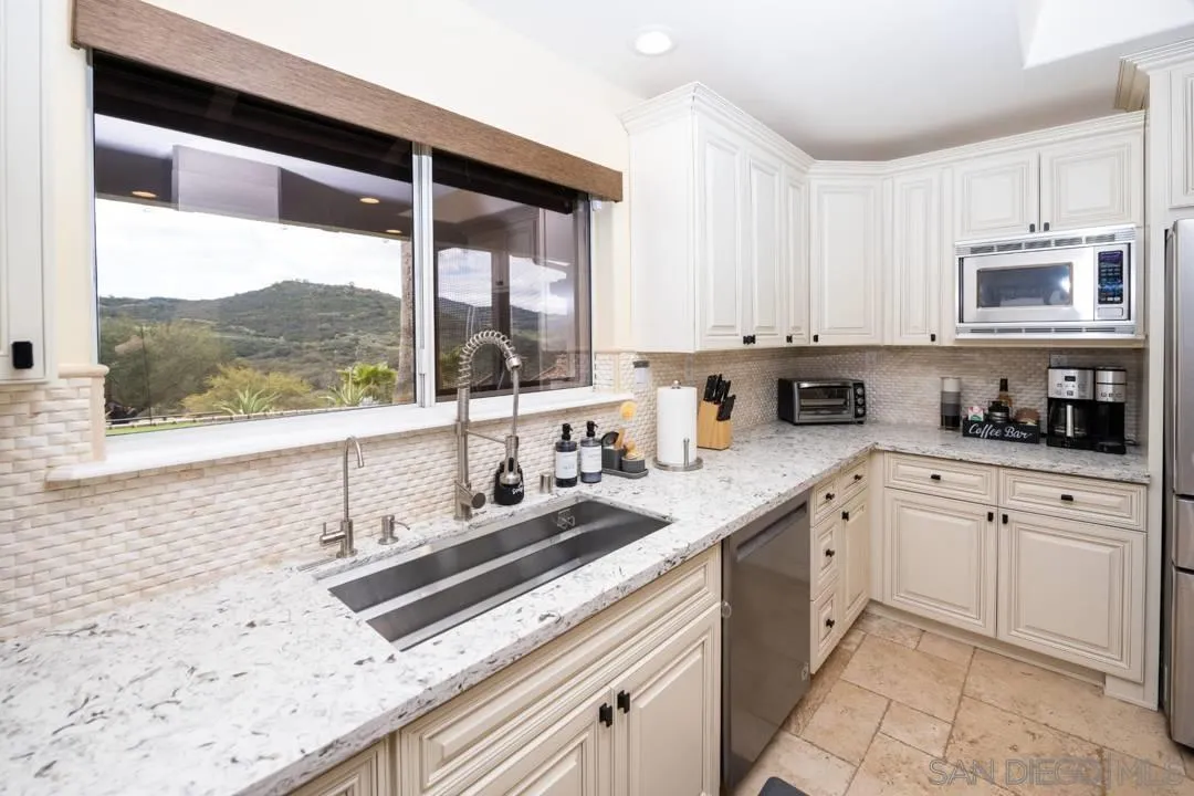 https://cdn.realtyfeed.com/cdn/127/250026252/fee83a177f641e2ed8f76a81c96e70ca.webp