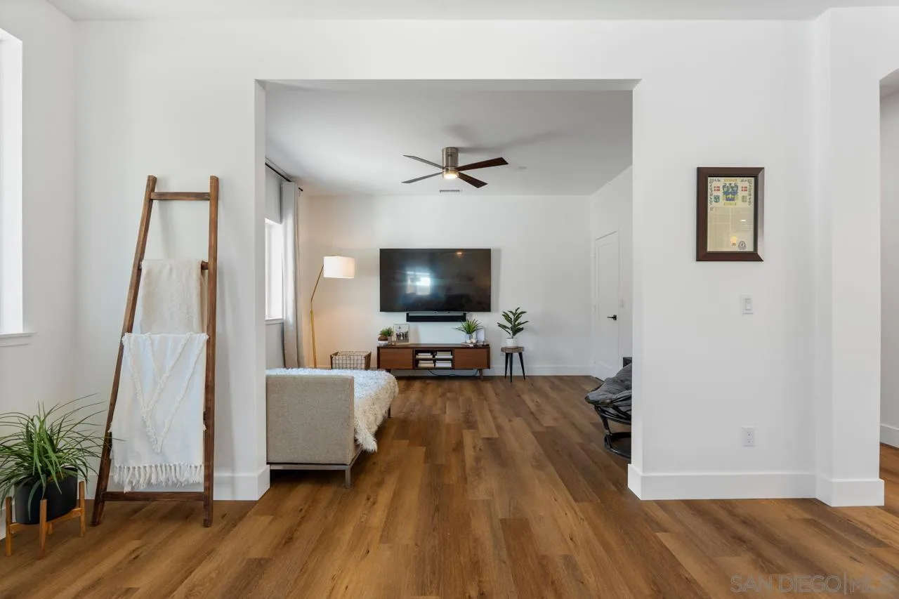 https://cdn.realtyfeed.com/cdn/127/250026351/2b7a146ed2b96bbdbcd7e848f138c8ea.webp