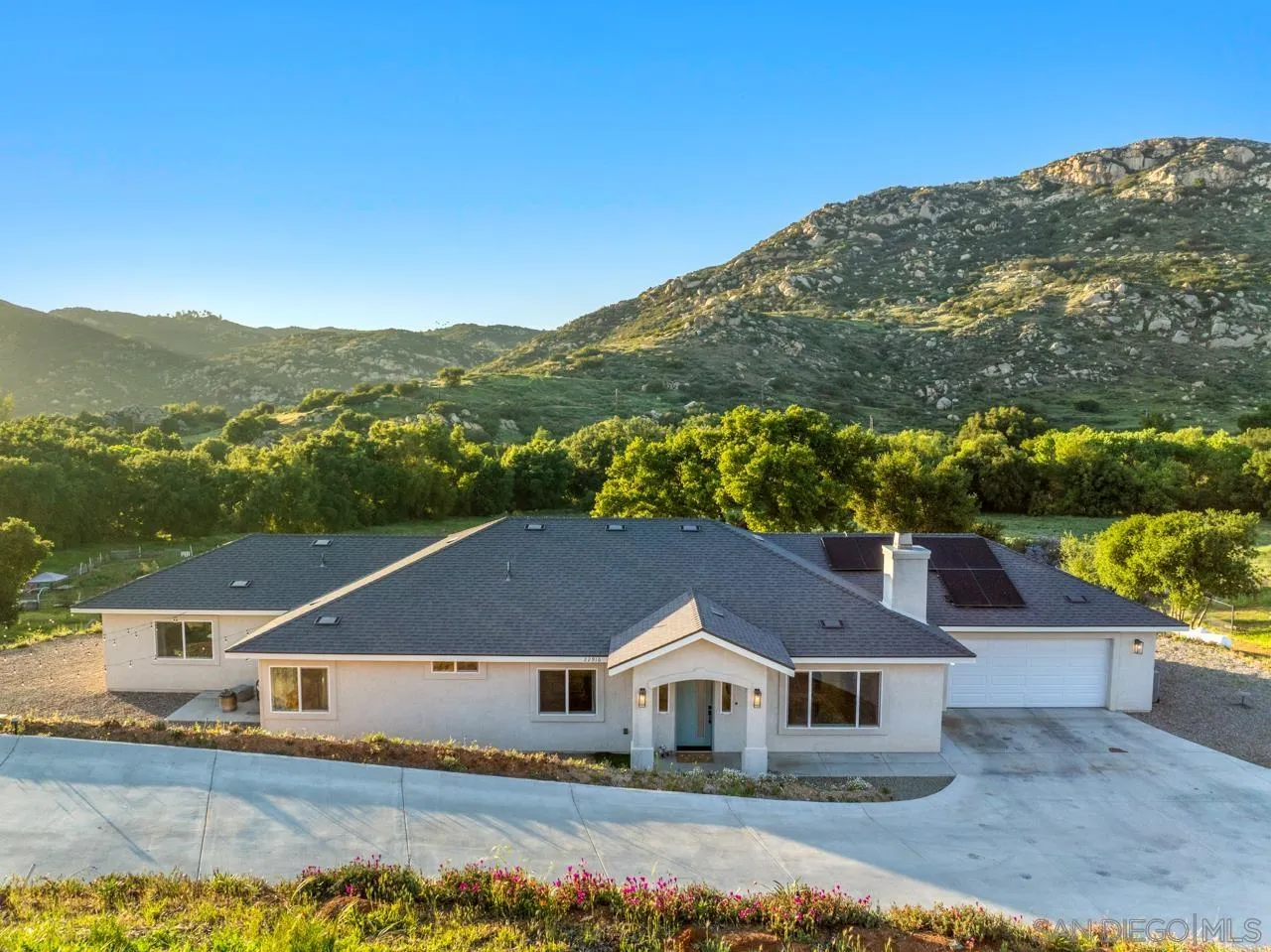 https://cdn.realtyfeed.com/cdn/127/250026351/795d2935b5396561ea0210e9b306af6b.webp