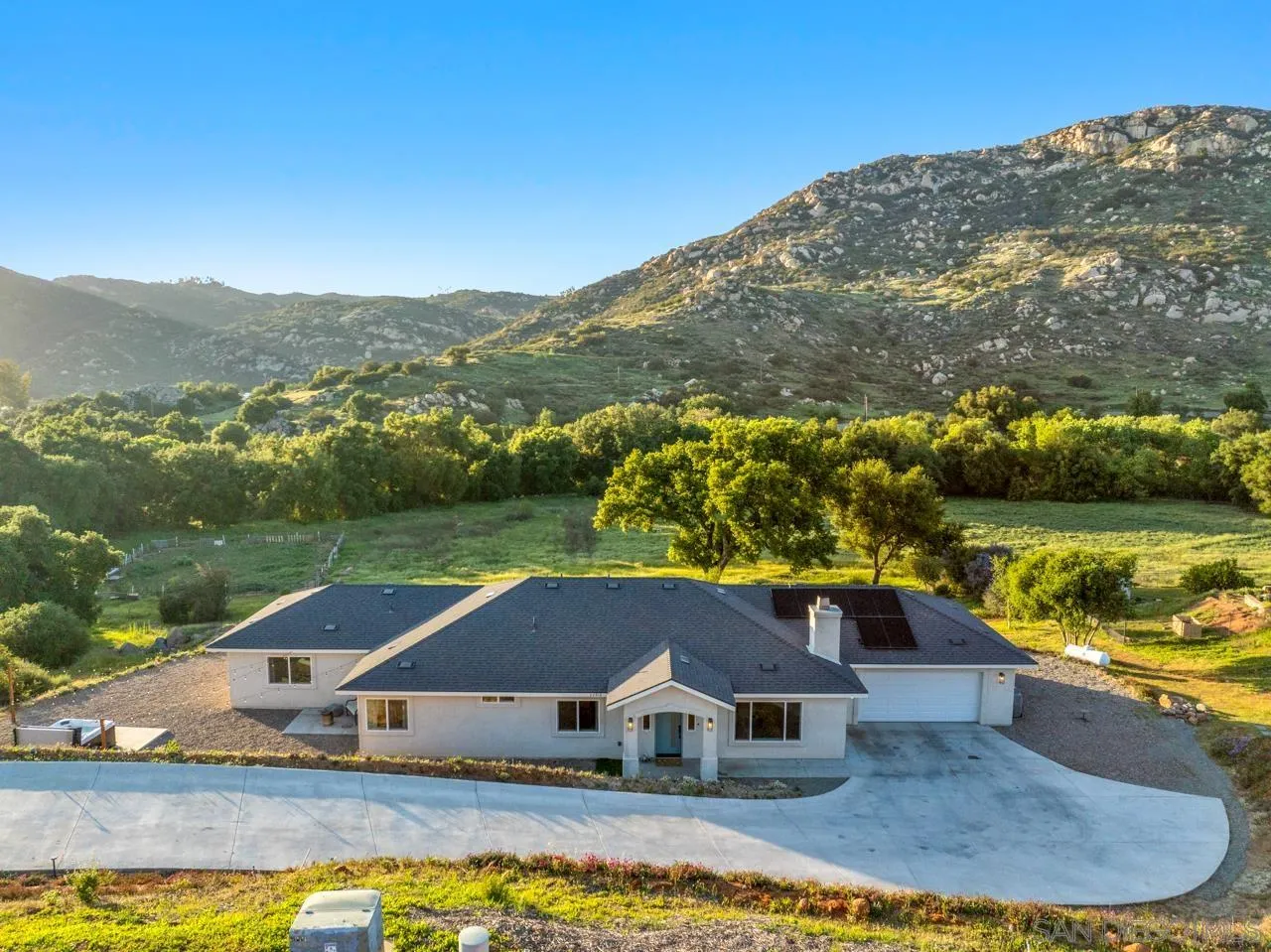 https://cdn.realtyfeed.com/cdn/127/250026351/8aa18f9ad1fe034407f700b657e2fd3f.webp