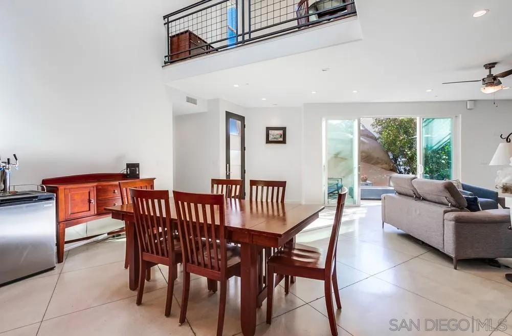 https://cdn.realtyfeed.com/cdn/127/250026365/d2d0c68c552344e01cd3dff83d7f17af.webp