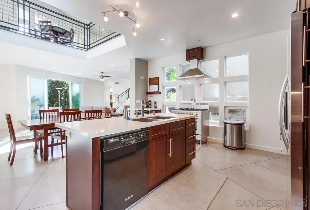 https://cdn.realtyfeed.com/cdn/127/250026365/ebcd1dc633e18ec5b9c5e63bcff10e3e.webp