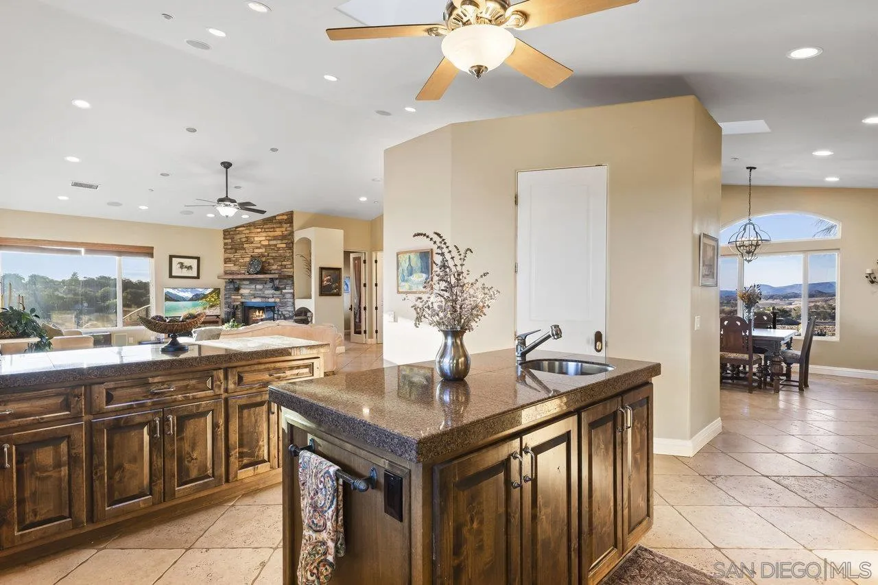 https://cdn.realtyfeed.com/cdn/127/250026433/32ce2e90d1184e4281ed173977b1089d.webp