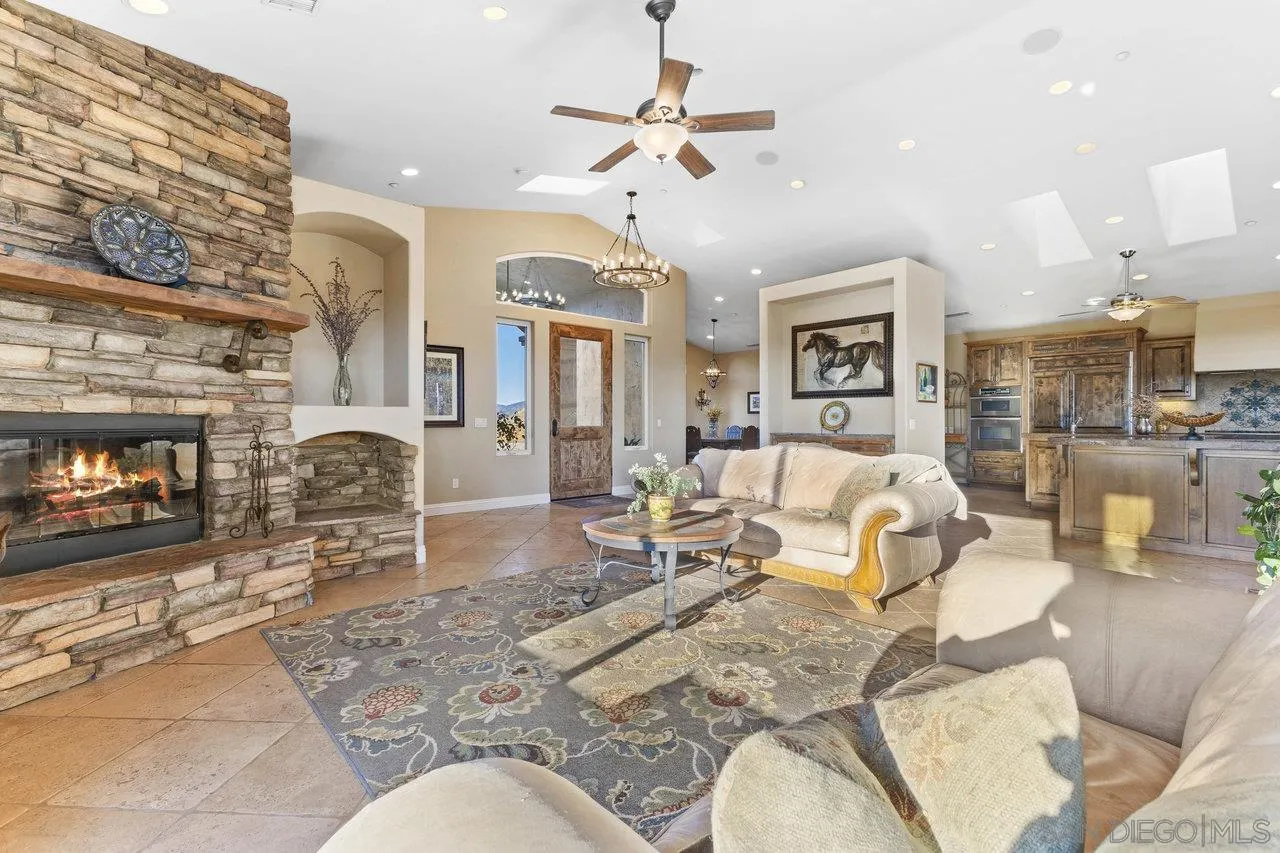 https://cdn.realtyfeed.com/cdn/127/250026433/7c31e3f942cdb47bf297d9f318eb147c.webp