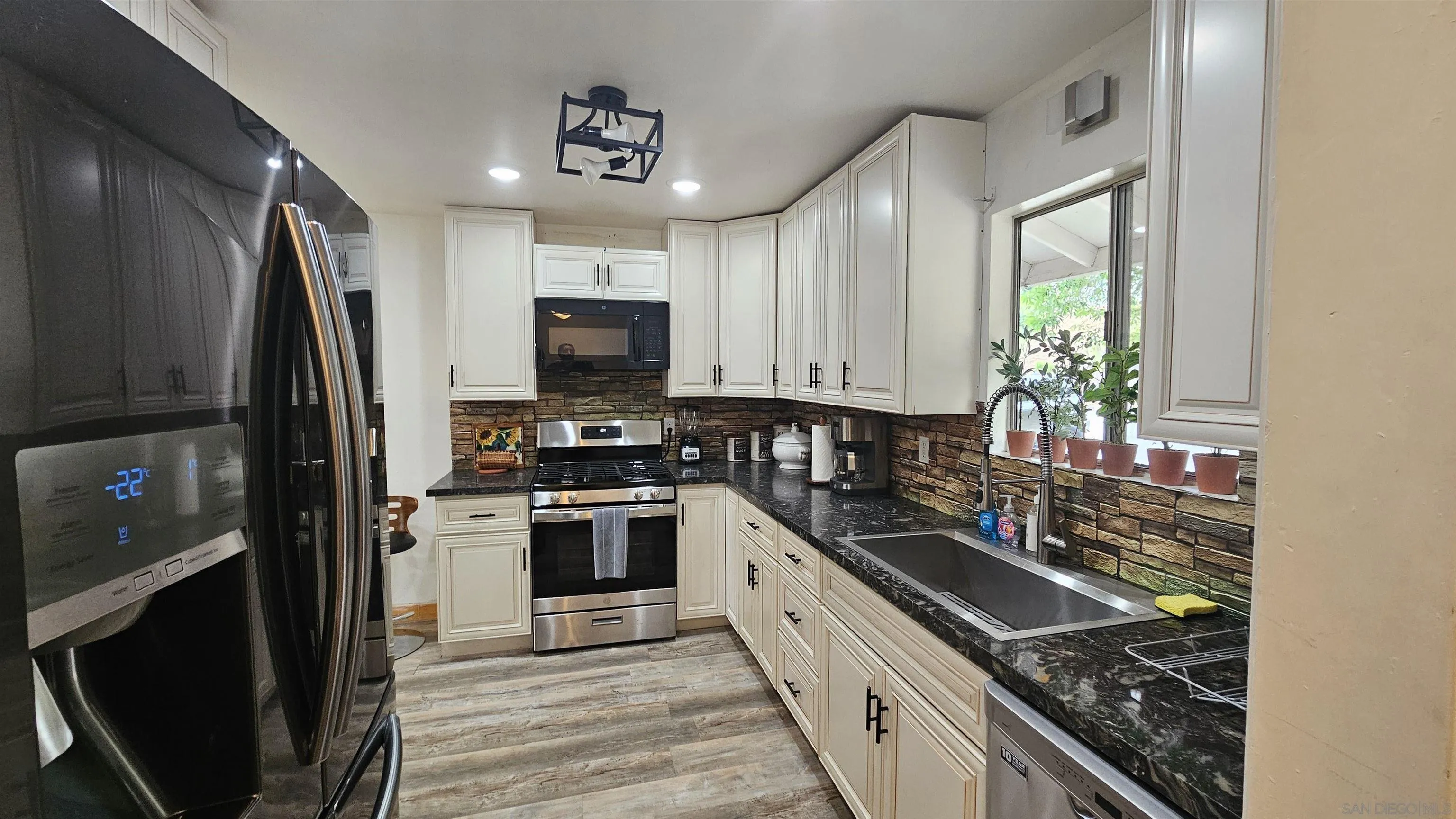 https://cdn.realtyfeed.com/cdn/127/250026439/af6d60303e98cd0016a59d4da538772c.webp