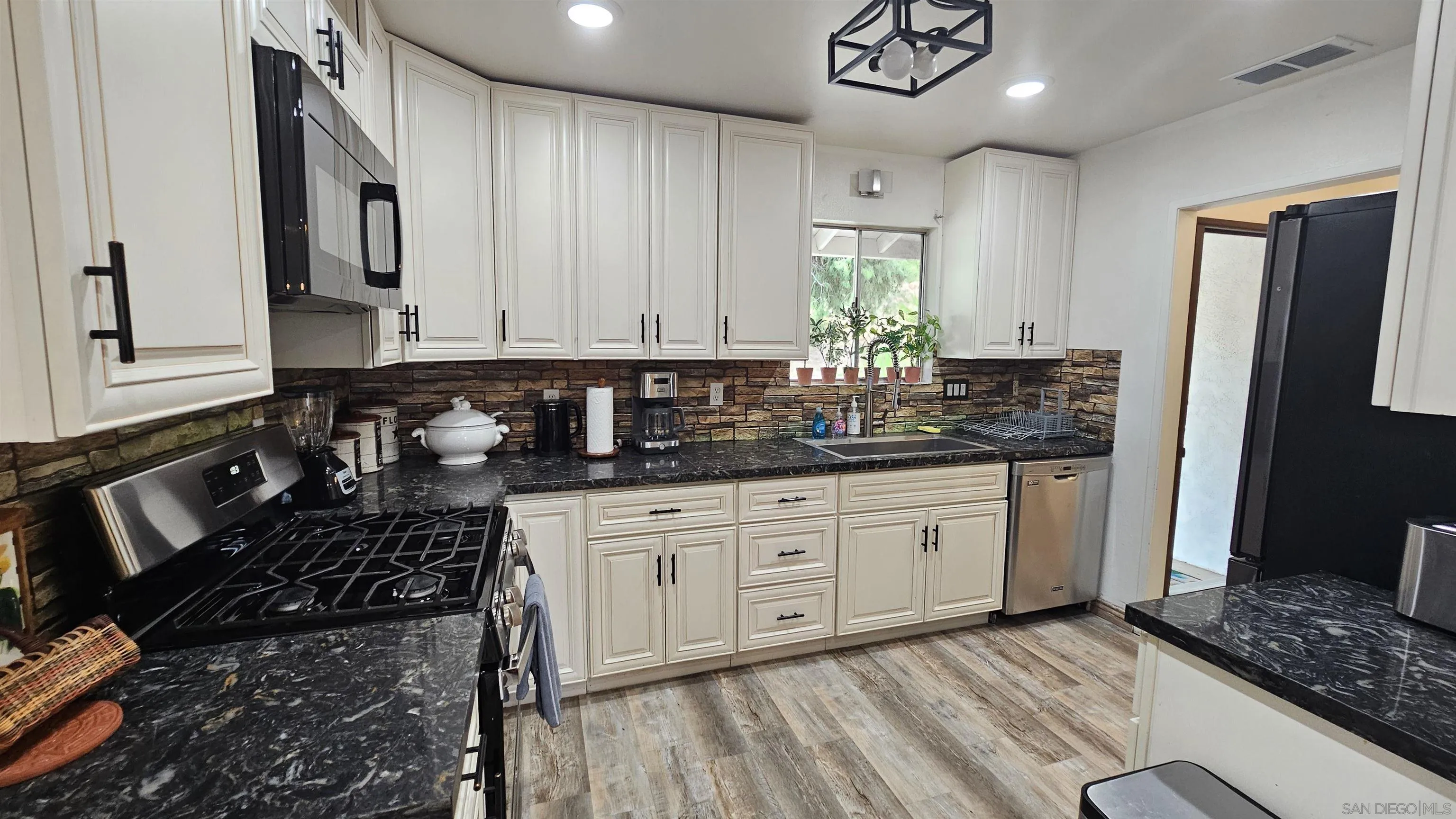 https://cdn.realtyfeed.com/cdn/127/250026439/d6f211f2ccb9b88eebb11f9292ab20d2.webp