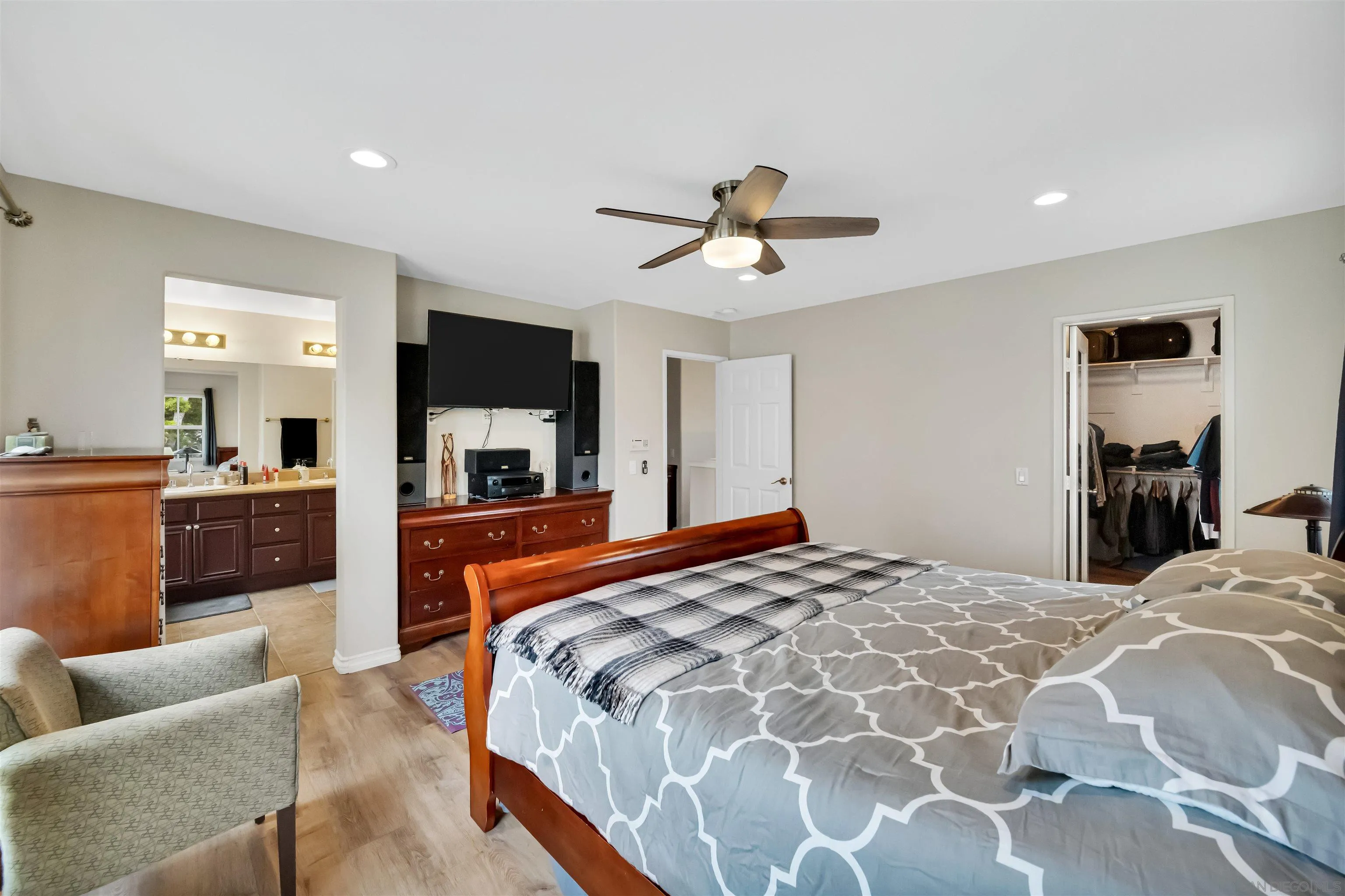 https://cdn.realtyfeed.com/cdn/127/250026492/ac9483875fa24628647764c7158cc1f9.webp