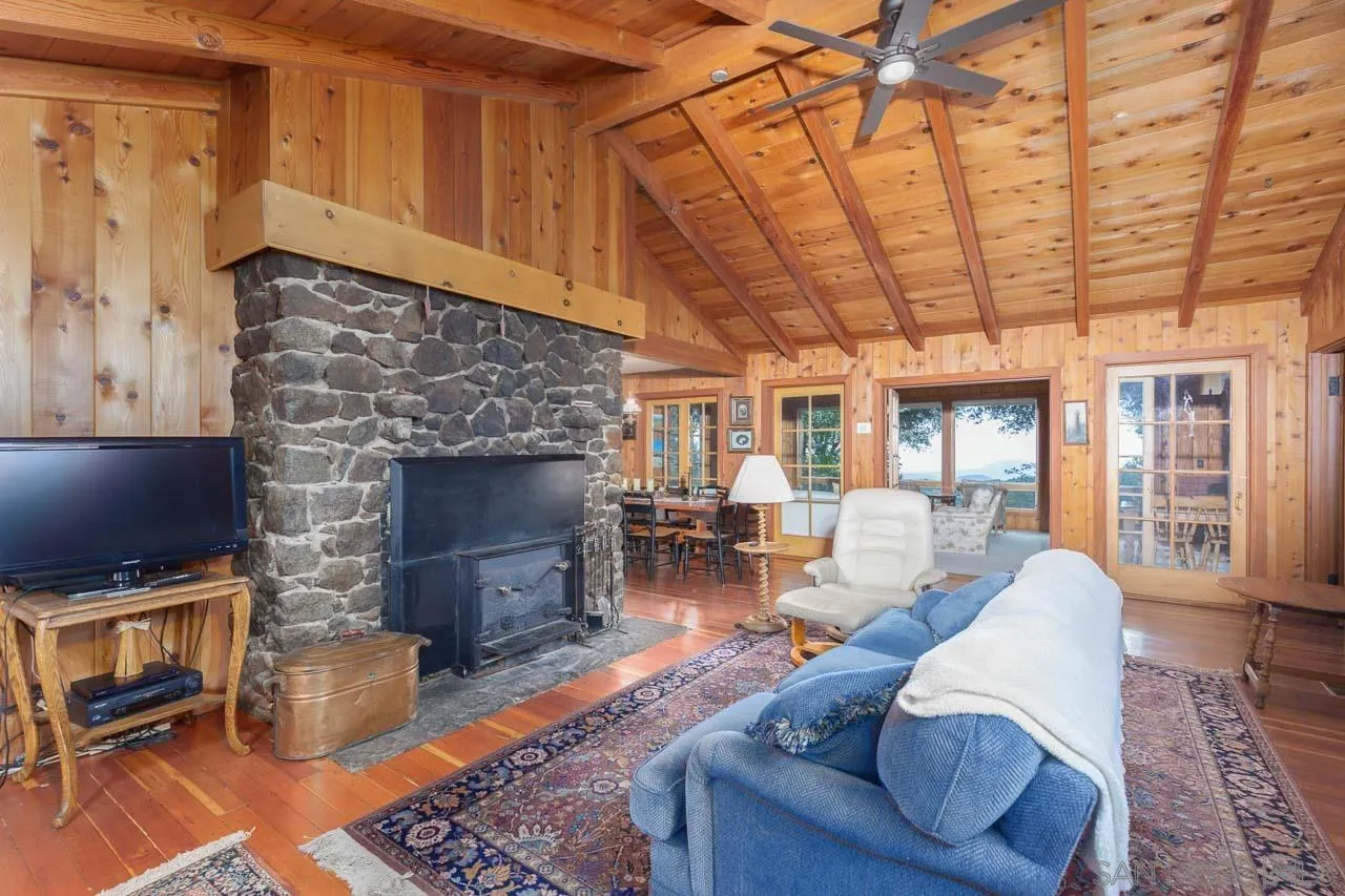 https://cdn.realtyfeed.com/cdn/127/250026527/c98c9450b86bece038d47c981f6517fb.webp