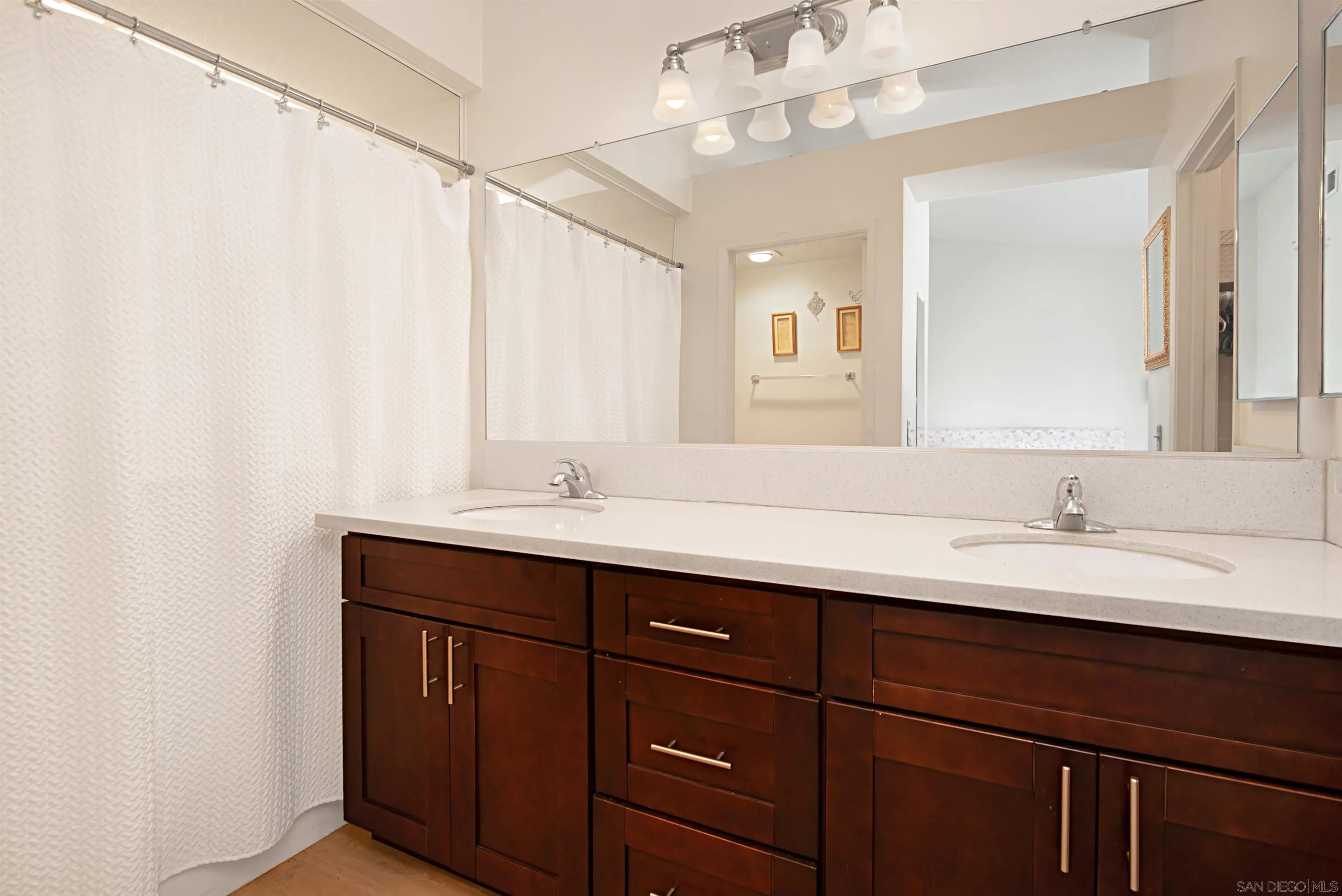 https://cdn.realtyfeed.com/cdn/127/250026565/d411d5534513aa4dd424a84109c5c9bb.webp
