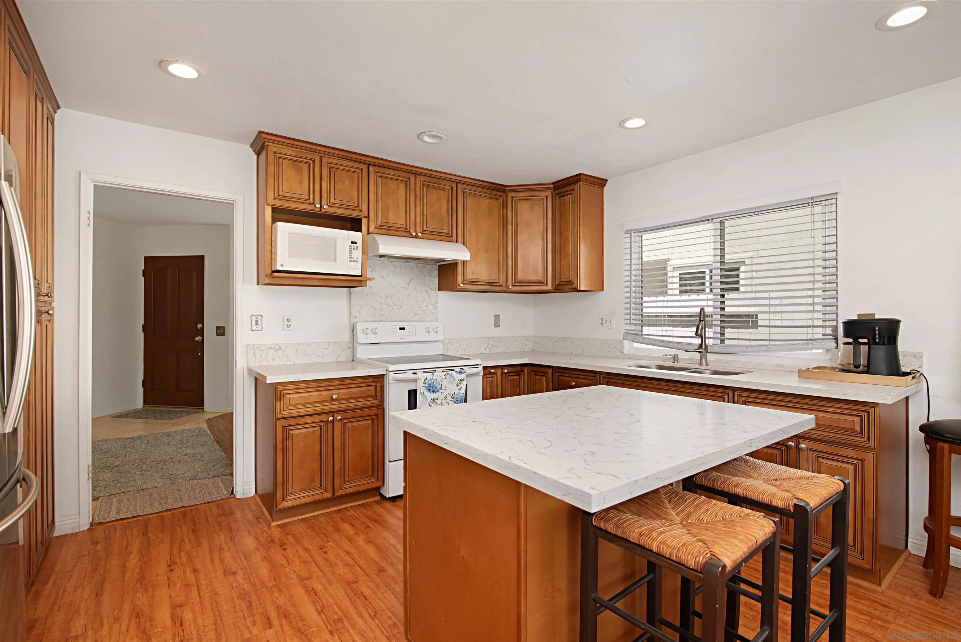 https://cdn.realtyfeed.com/cdn/127/250026565/febf5a85ee207699832741b6c886233c.webp