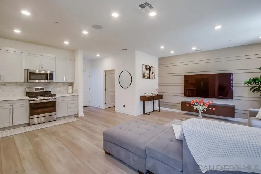 Photo #2: 250026597 Listing 