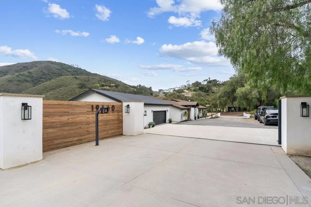 https://cdn.realtyfeed.com/cdn/127/250026609/00a9ef0352a5d59c26ab6130c3373778.webp